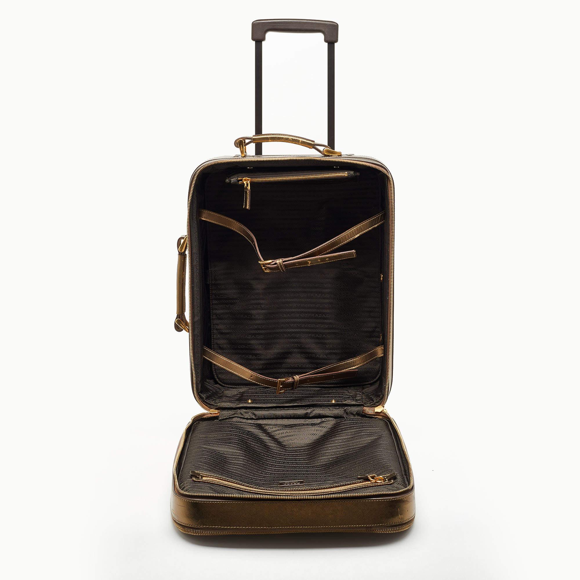 Prada Metallic Gold Saffiano Leather Travel Rolling Trolley Luggage (Bagages à roulettes en cuir métallisé) en vente 1