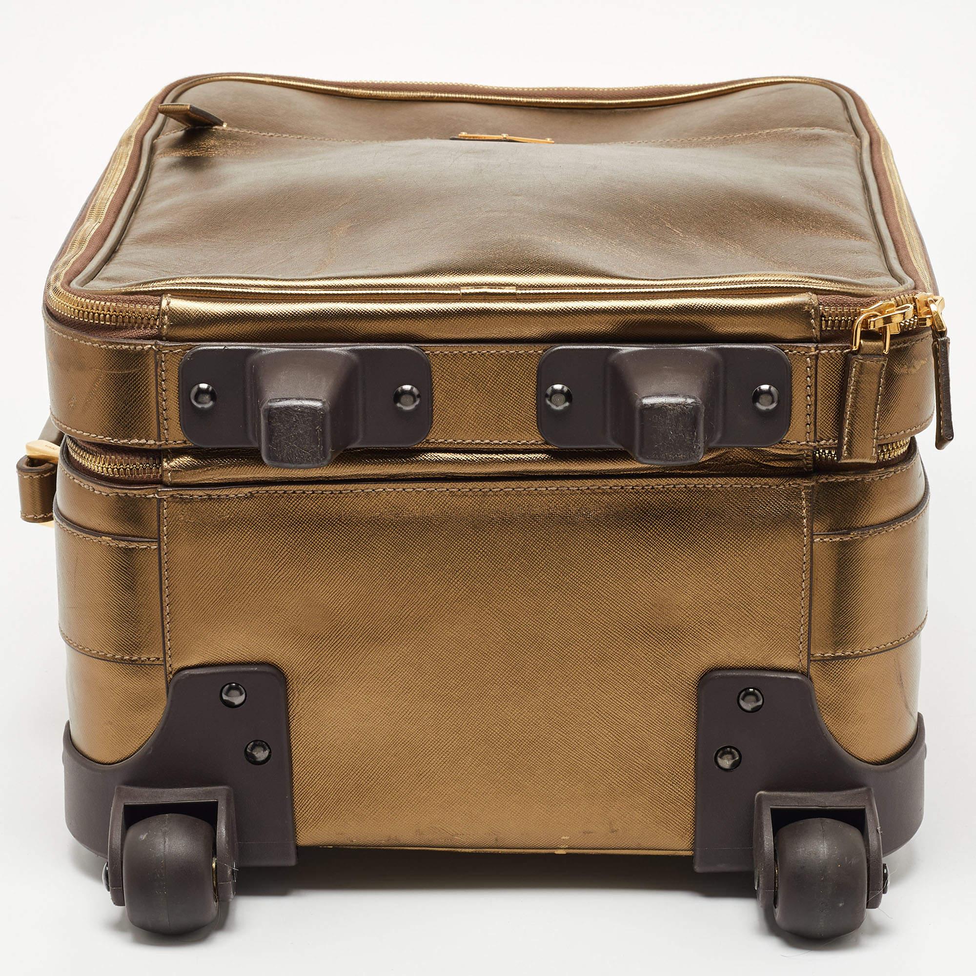 Prada Metallic Gold Saffiano Leather Travel Rolling Trolley Luggage (Bagages à roulettes en cuir métallisé) en vente 4