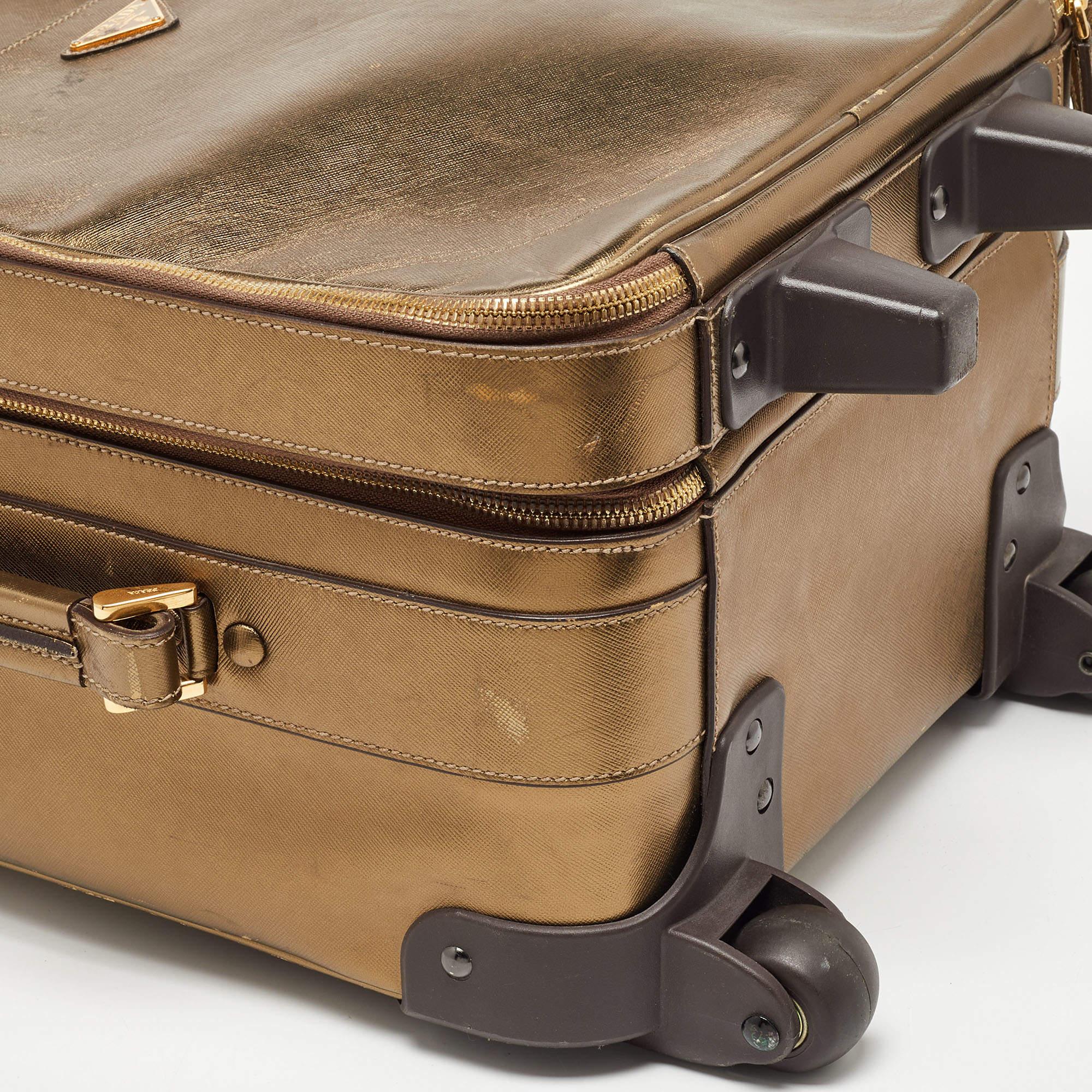 Prada Metallic Gold Saffiano Leather Travel Rolling Trolley Luggage (Bagages à roulettes en cuir métallisé) en vente 5