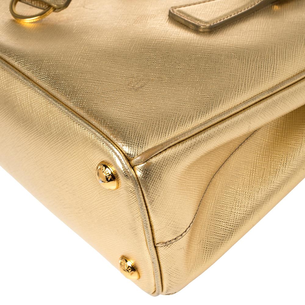 Prada Metallic Gold Saffiano Lux Leder-Tasche mit doppeltem Reißverschluss 7