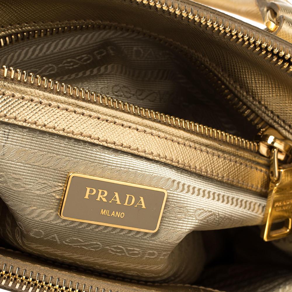 Prada Metallic Gold Saffiano Lux Leder-Tasche mit doppeltem Reißverschluss 8