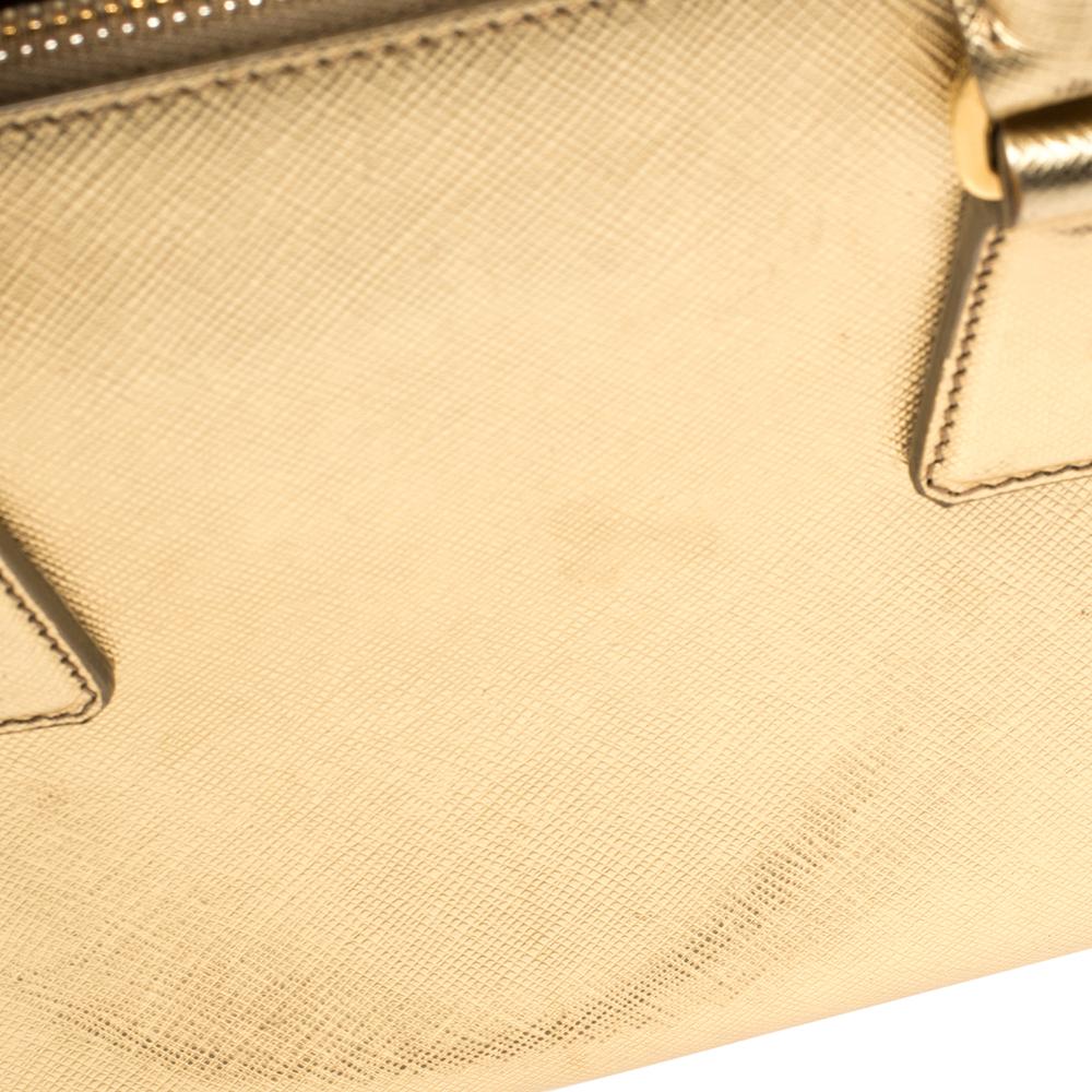 Prada Metallic Gold Saffiano Lux Leder-Tasche mit doppeltem Reißverschluss 10