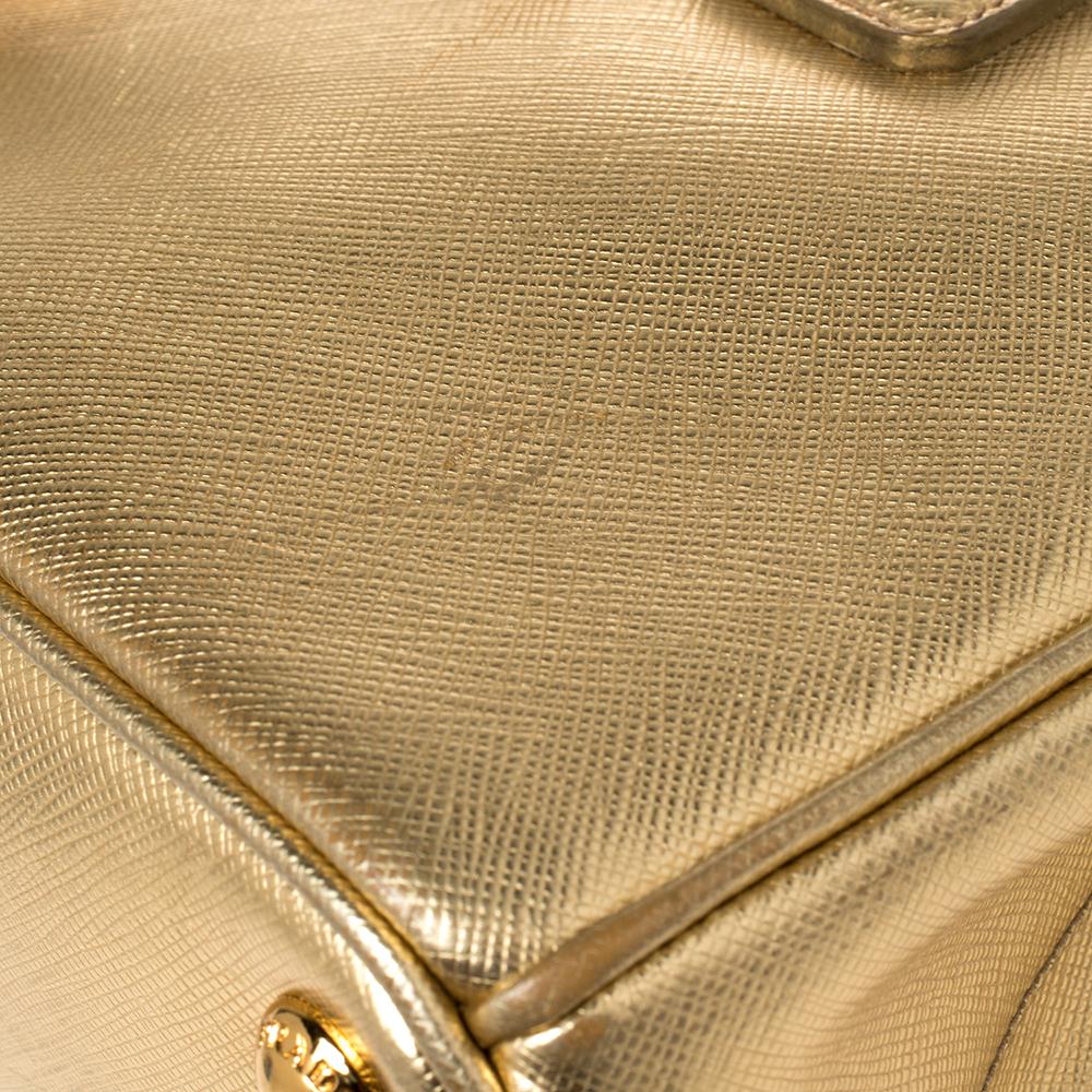 Prada Metallic Gold Saffiano Lux Leder-Tasche mit doppeltem Reißverschluss 12