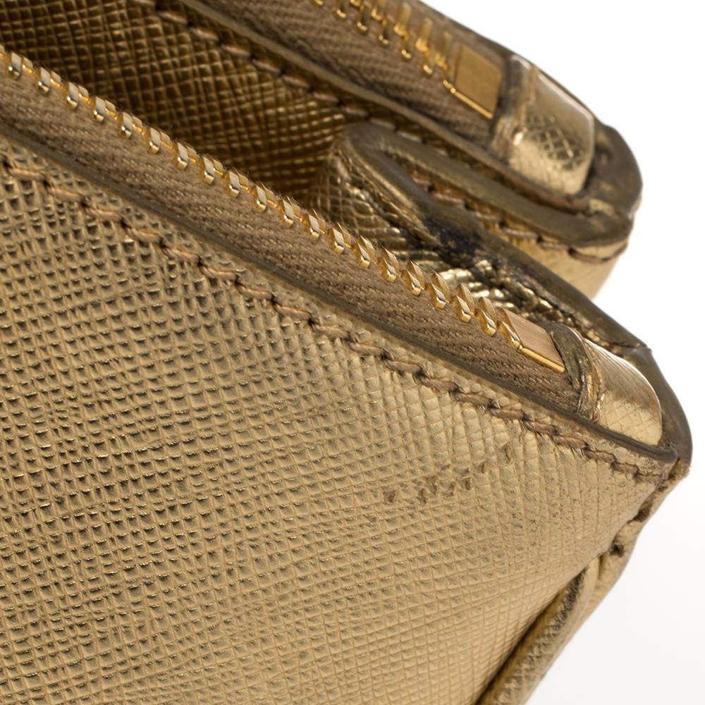 Prada Metallic Gold Saffiano Lux Leder-Tasche mit doppeltem Reißverschluss 2
