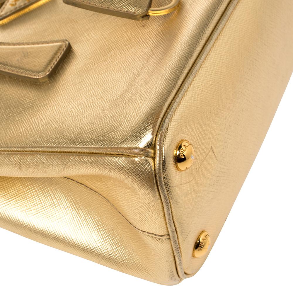 Prada Metallic Gold Saffiano Lux Leder-Tasche mit doppeltem Reißverschluss 3
