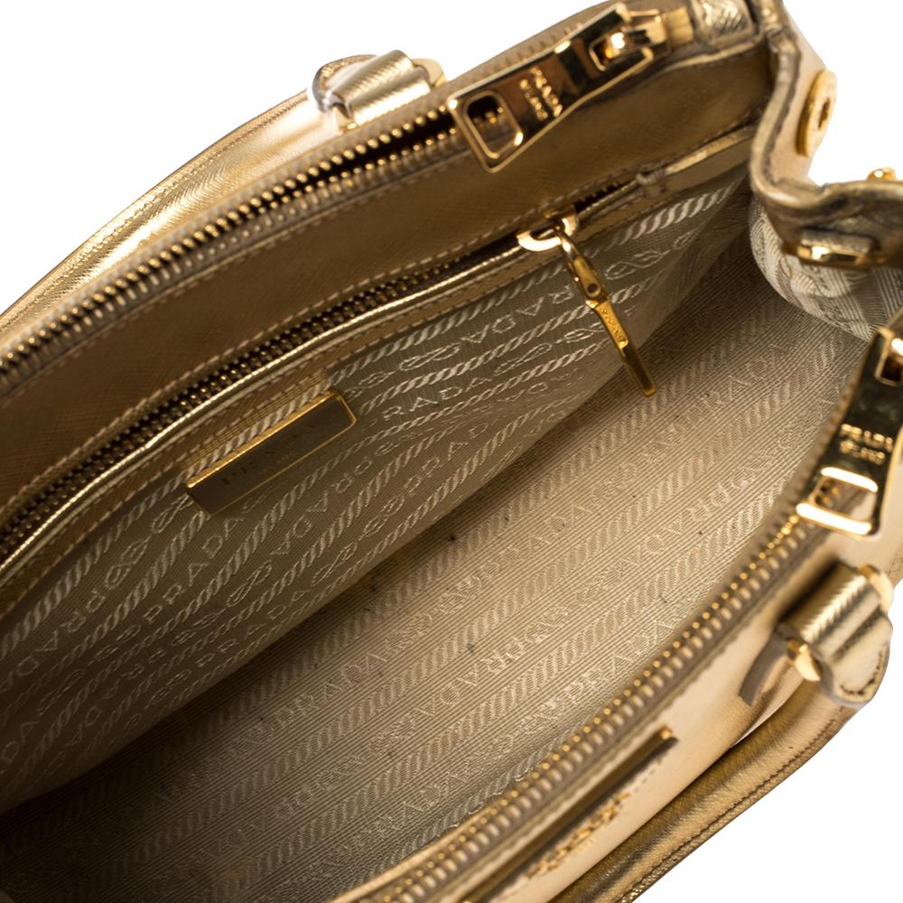 Prada Metallic Gold Saffiano Lux Leder-Tasche mit doppeltem Reißverschluss 4