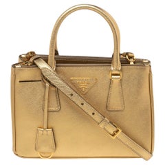 Prada Metallic Gold Saffiano Lux Leder Kleine Galleria Tragetasche mit doppeltem Reißverschluss