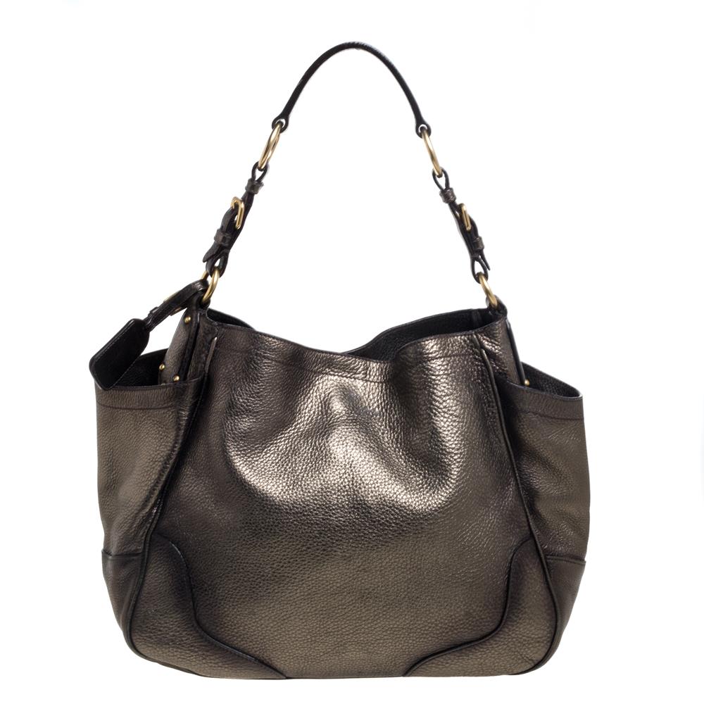 Designed to be practical and stylish, Prada's hobo arrives in metallic gold Vitello Daino leather. The bag has pockets on the sides, a single handle, the brand detail on the front, and a spacious nylon interior to hold the things you need.


