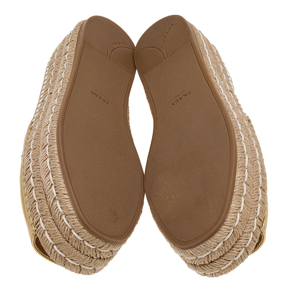 Prada Metallic Gold/White Logo Embellished Platform Espadrille Flats Size 35 In Excellent Condition In Dubai, Al Qouz 2