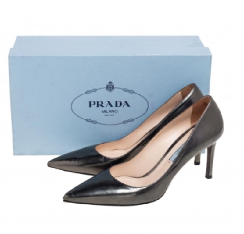 Escarpins Prada à bout pointu en cuir gris métallisé, taille 36,5 en vente 5