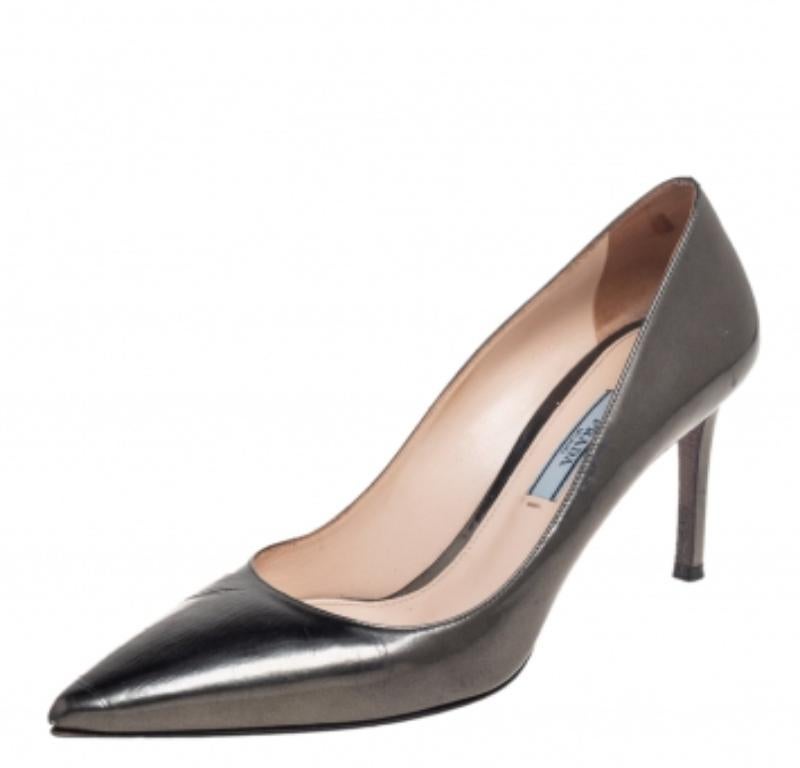 Gris Escarpins Prada à bout pointu en cuir gris métallisé, taille 36,5 en vente