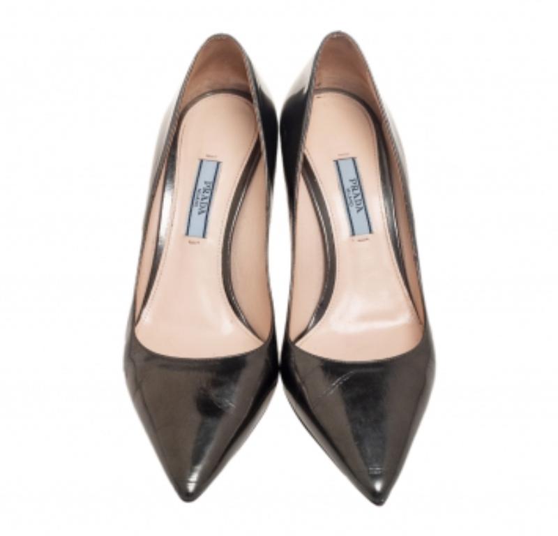 Escarpins Prada à bout pointu en cuir gris métallisé, taille 36,5 État moyen - En vente à Dubai, Al Qouz 2