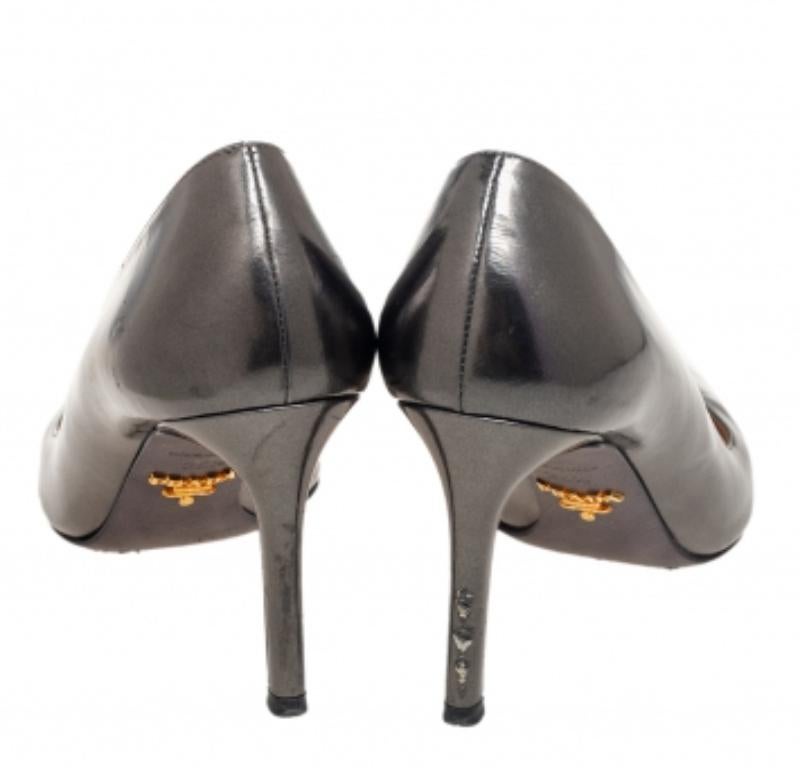 Escarpins Prada à bout pointu en cuir gris métallisé, taille 36,5 en vente 1