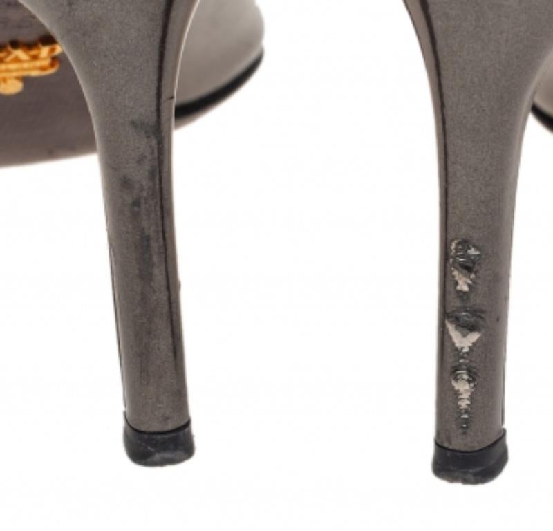 Escarpins Prada à bout pointu en cuir gris métallisé, taille 36,5 en vente 2