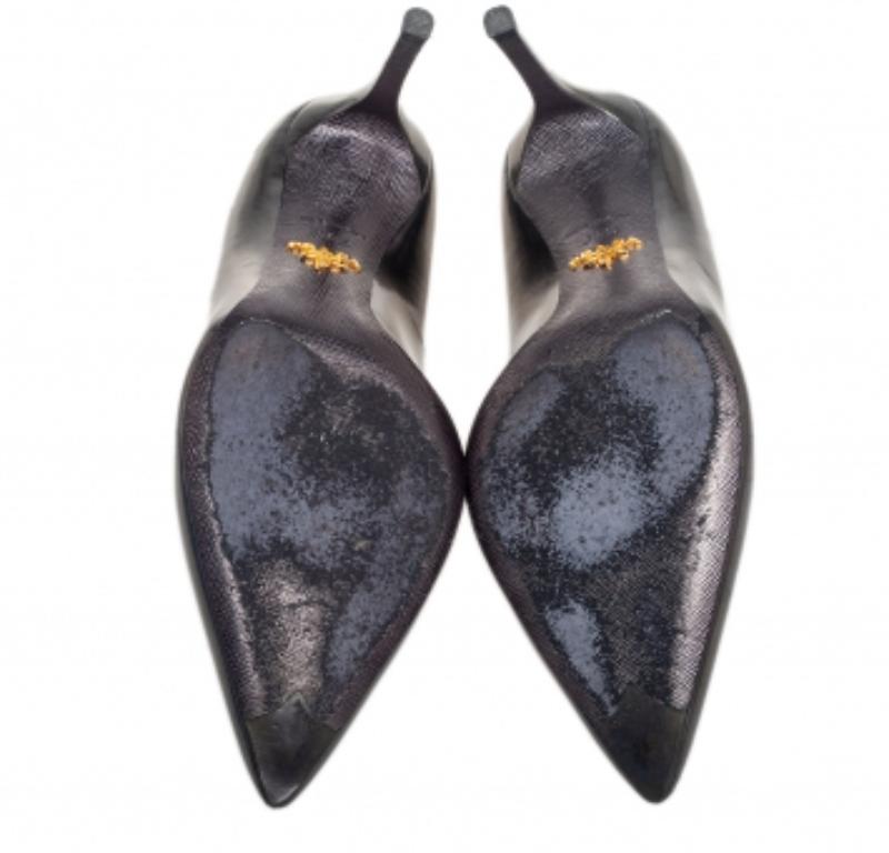 Escarpins Prada à bout pointu en cuir gris métallisé, taille 36,5 en vente 3