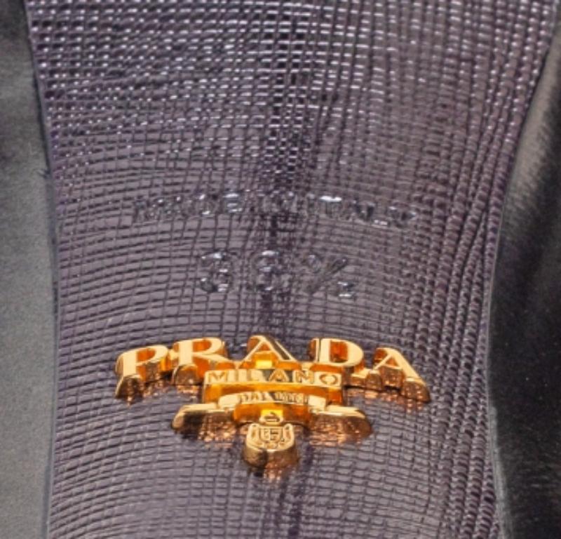 Escarpins Prada à bout pointu en cuir gris métallisé, taille 36,5 en vente 4