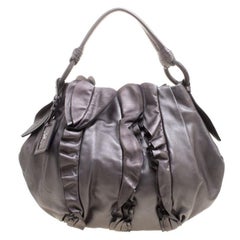 Prada: borsa con volant in pelle grigia metallizzata