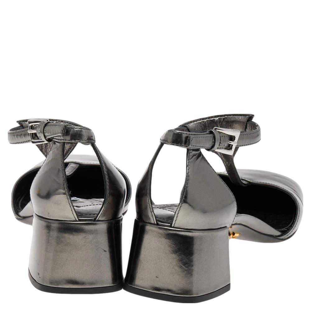 Prada Metallic Grey Patent Leather T Strap Block Heel Sandals Size 41 In Good Condition For Sale In Dubai, Al Qouz 2