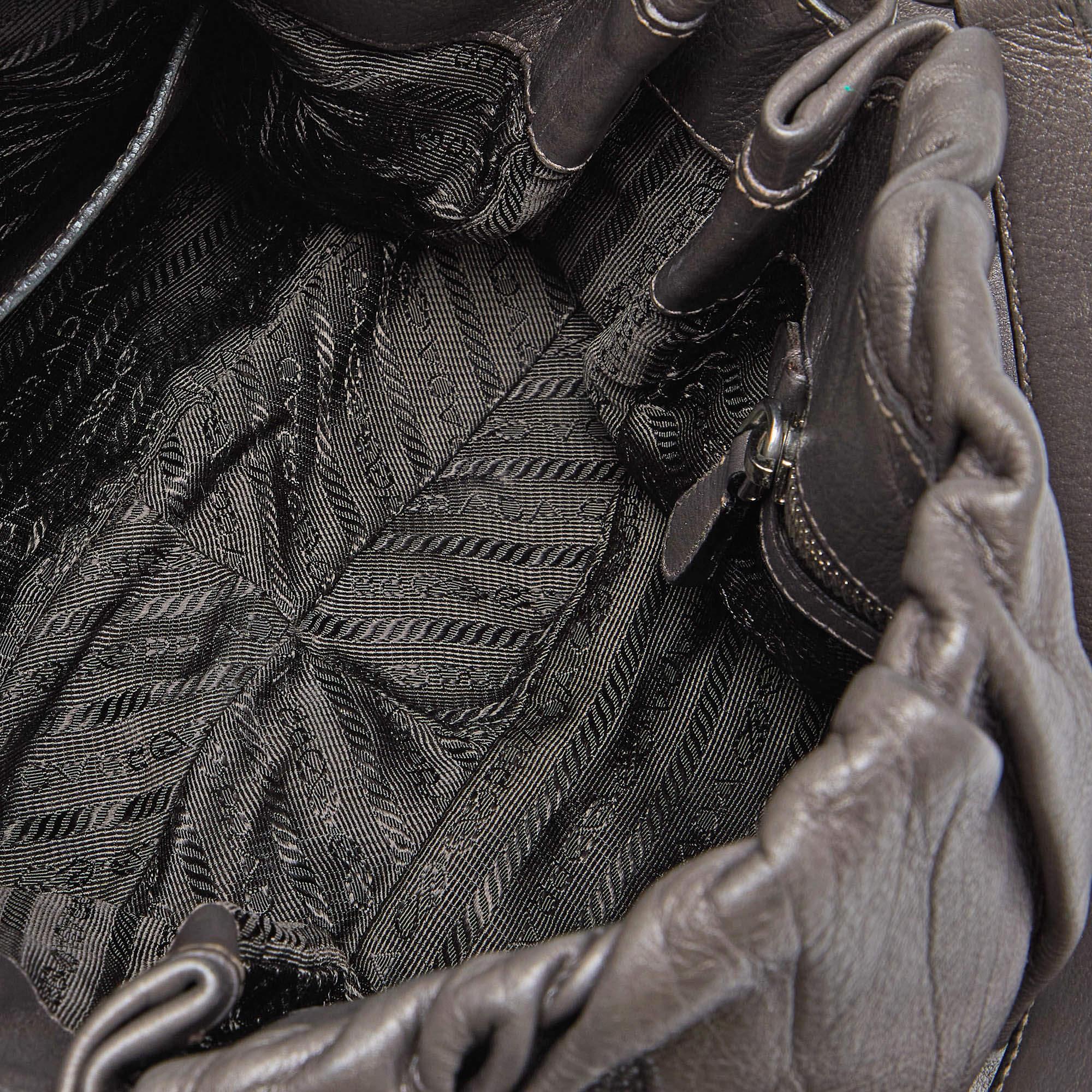 Prada Metallic Graues plissiertes Leder Hobo aus Leder im Angebot 4