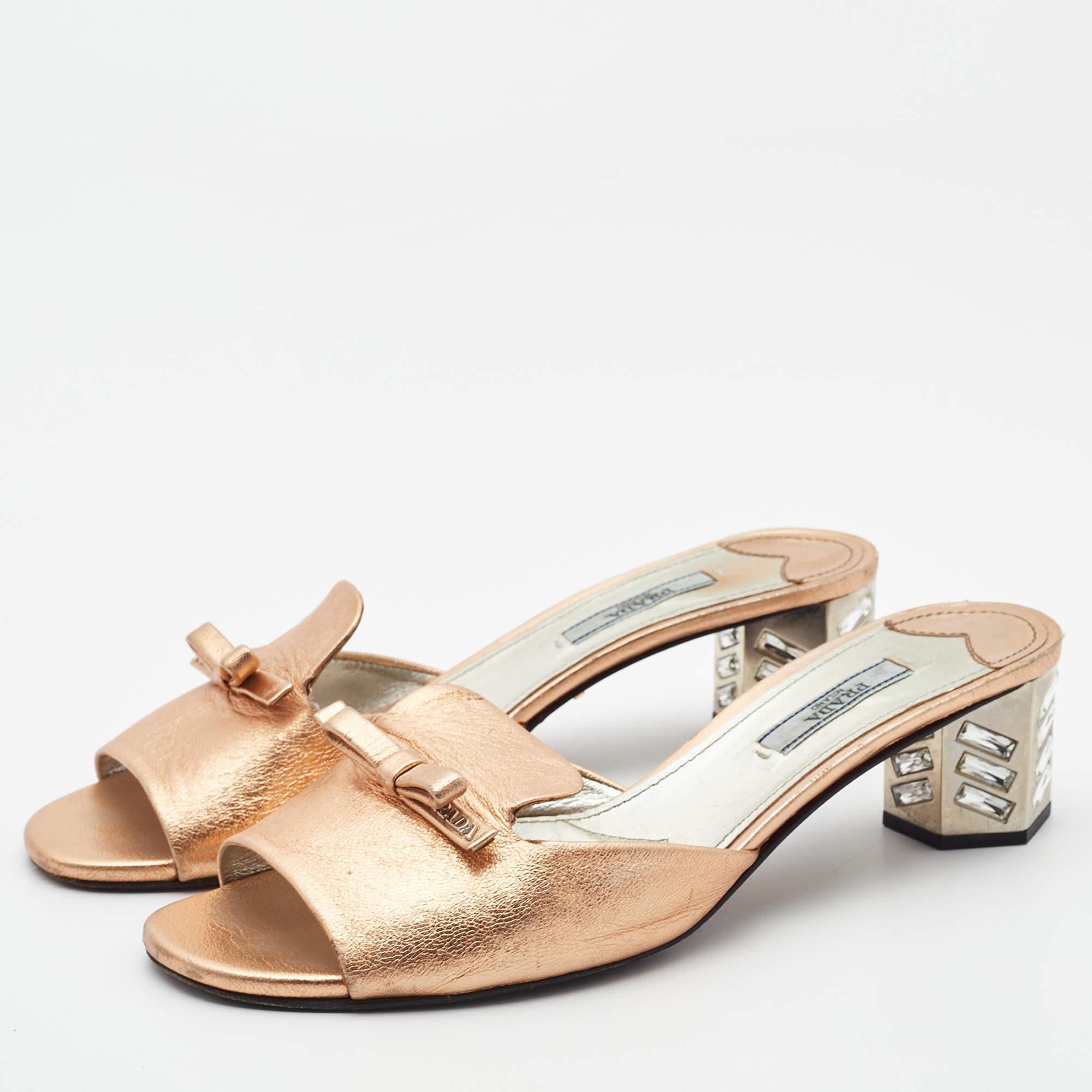 These sandals will frame your feet in an elegant manner. Crafted from quality materials they display a classy design and comfortable insoles.