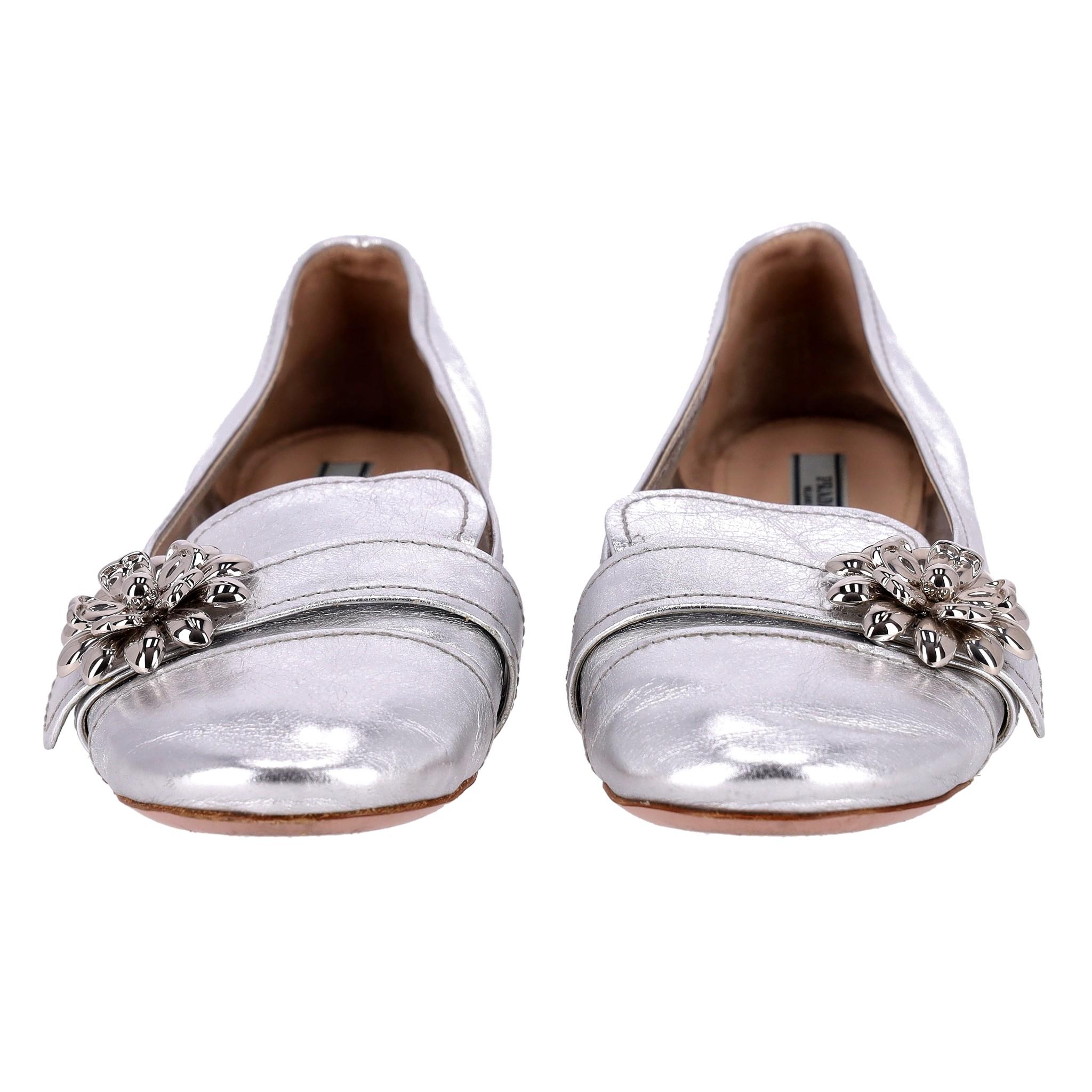 Prada Metallic Leather Flower Brooch Loafers

Metallic silver flats embellished with silver flower brooch to the side.

Featuring round toe and leather lining and insole.

Rrp Approx. £800

Size – 36.5

Condition – Very Good (Minor signs of