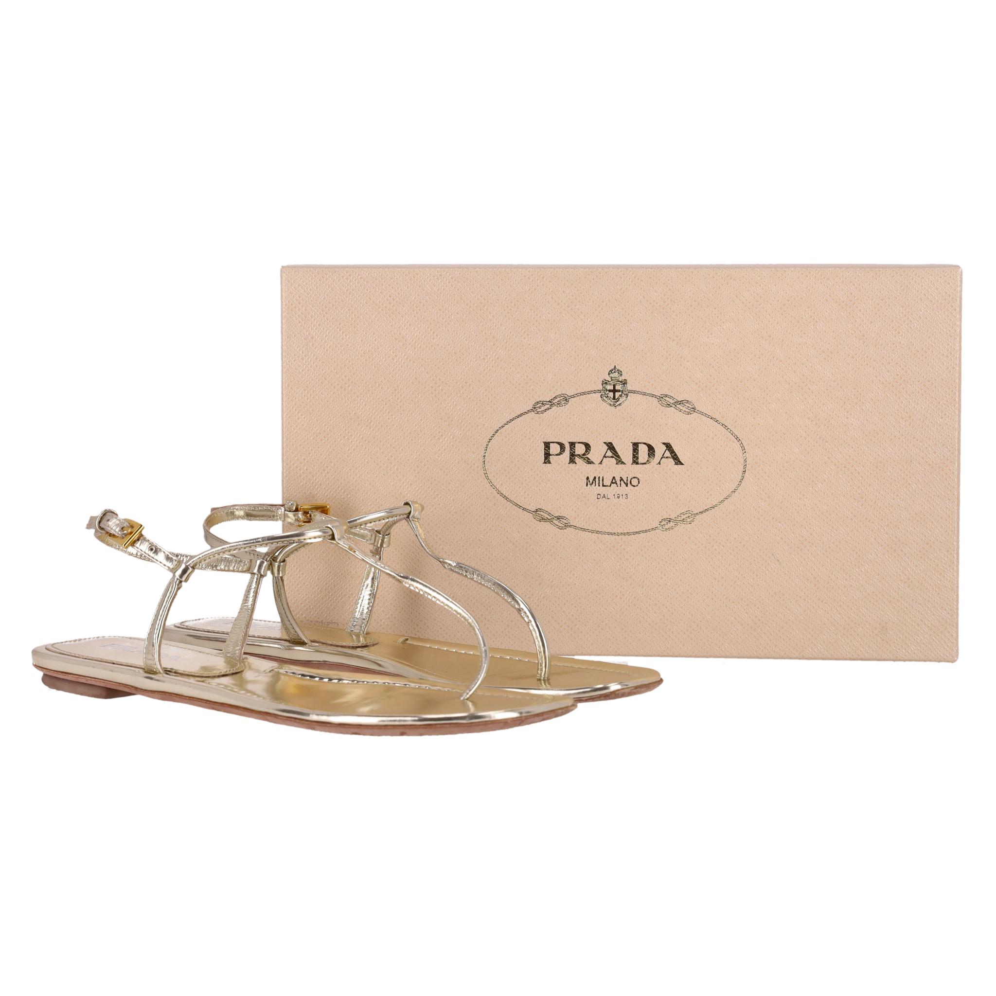 Sandales à lanières en cuir métallisé de Prada

Sandales à lanières en cuir doré champagne.

Il est doté de bretelles et d'une fermeture à boucle réglable au niveau de la cheville.

Rrp Approx. £670

Taille - 38

État - Très bon (petites rayures et