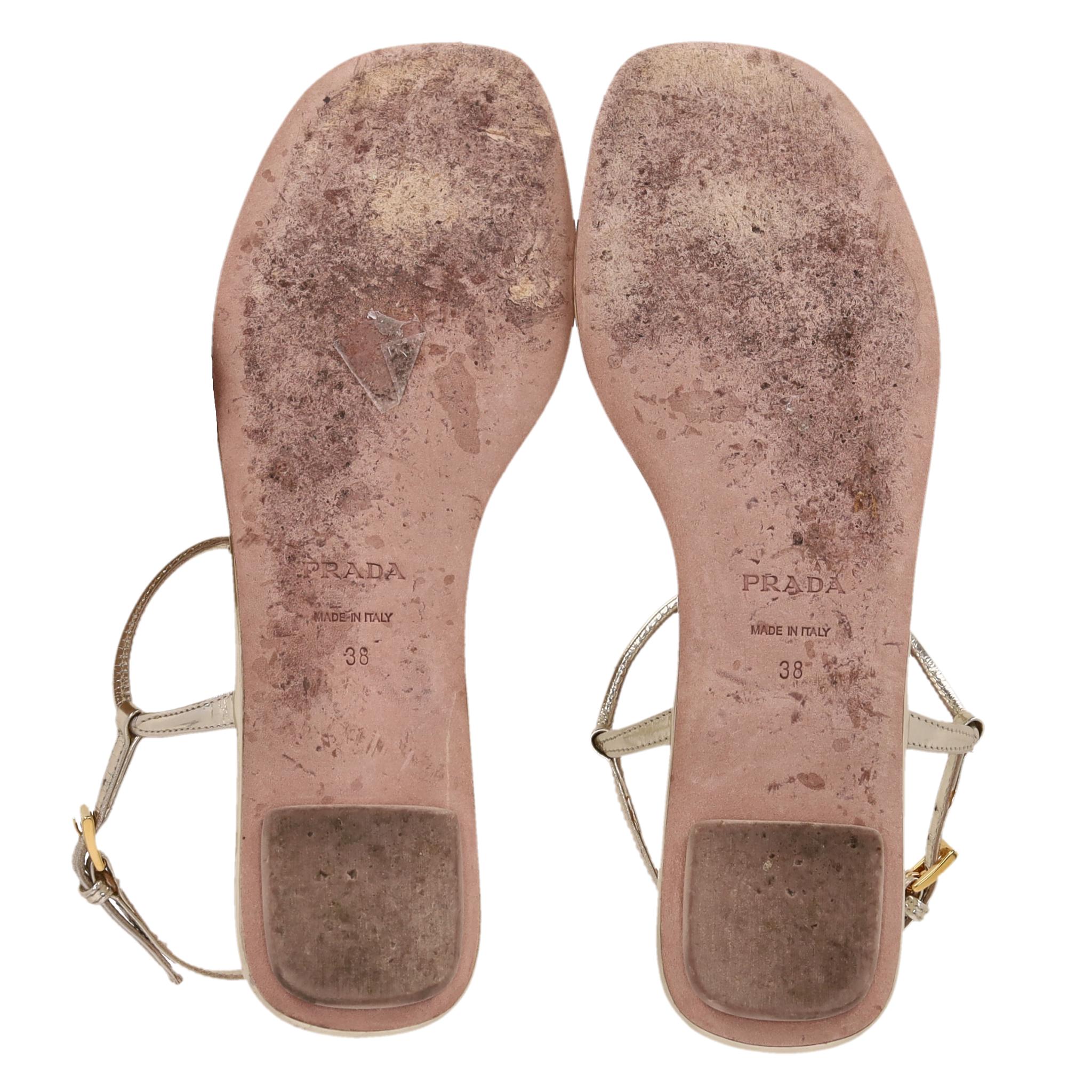 Sandales à lanières en cuir métallisé de Prada en vente 1