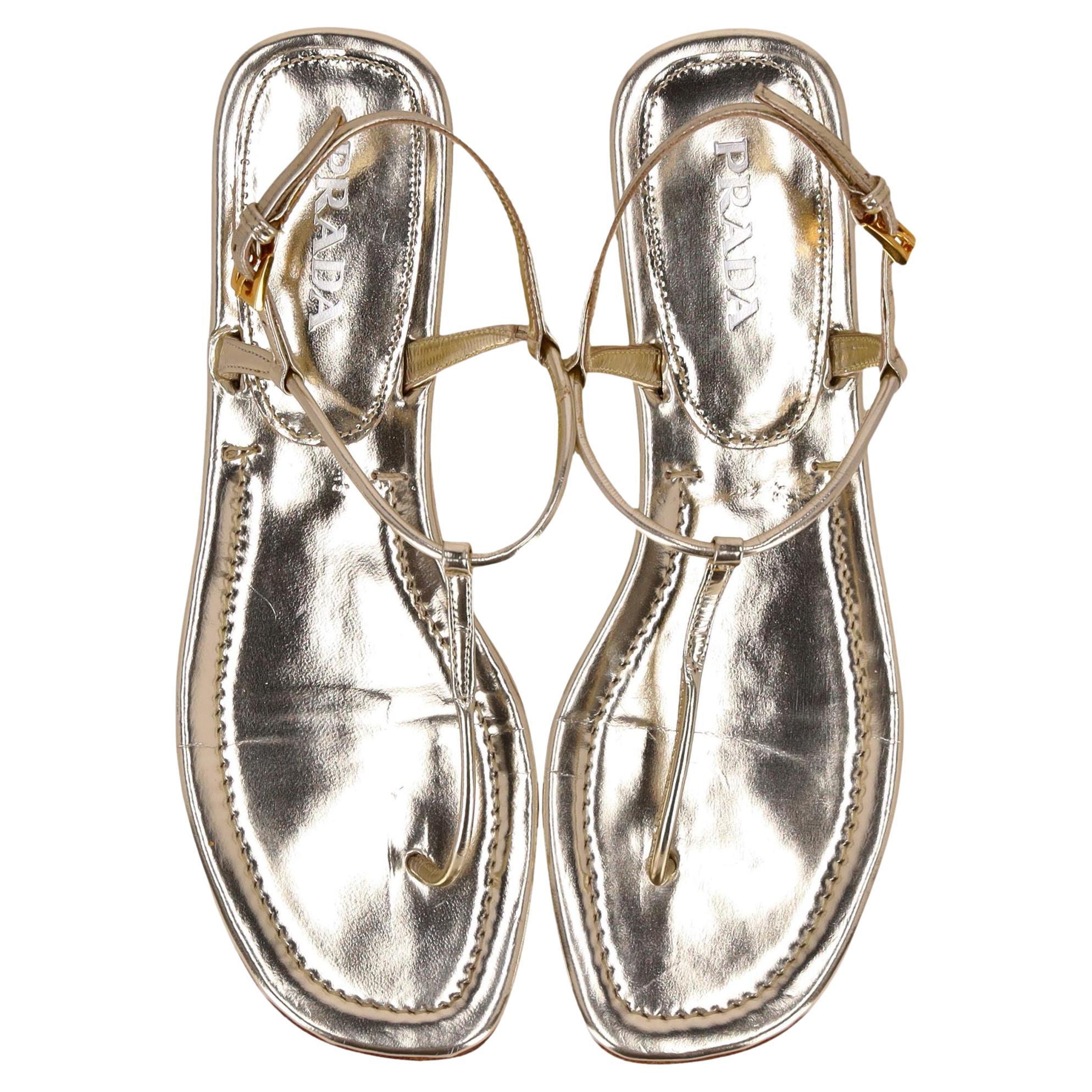Sandales à lanières en cuir métallisé de Prada en vente