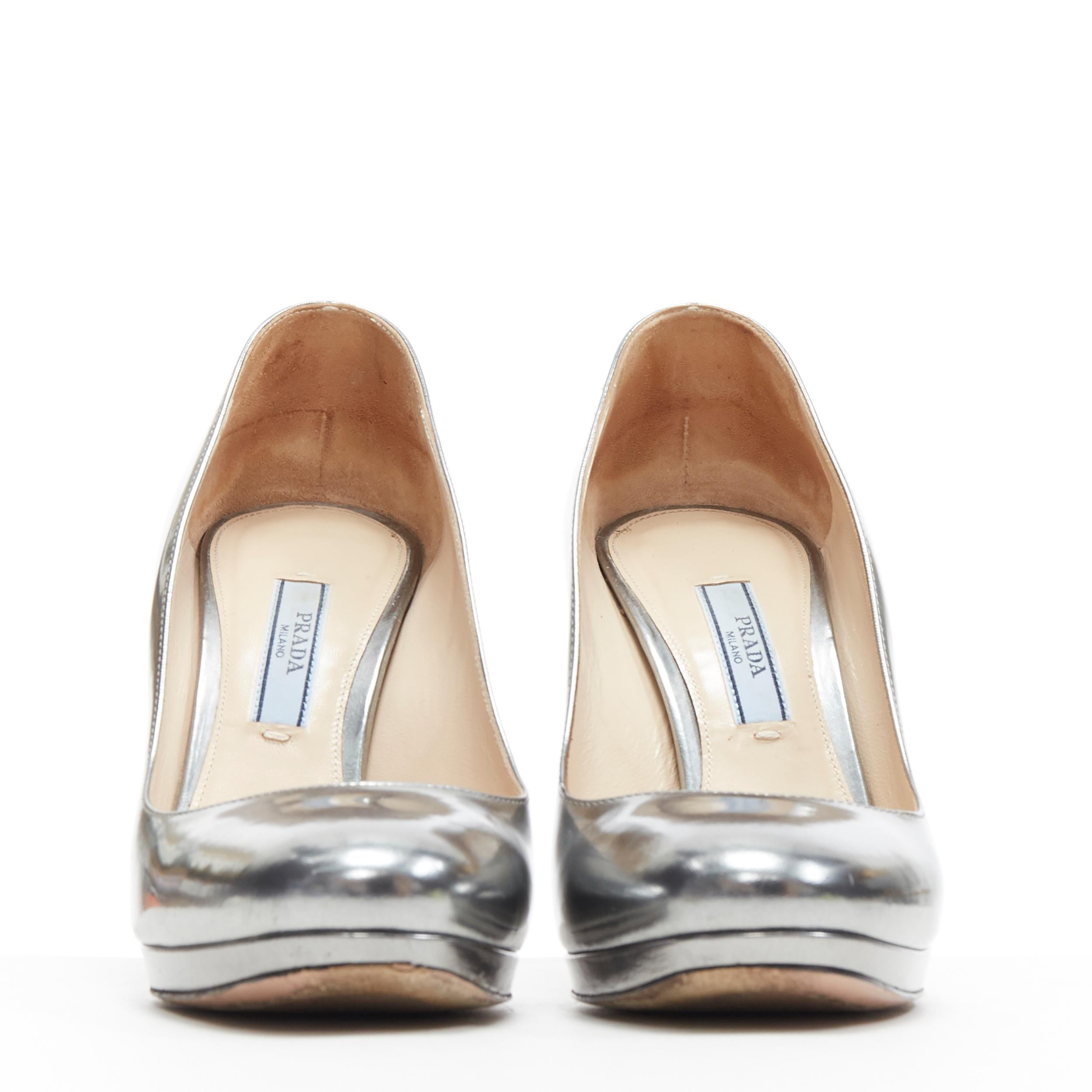 PRADA Metallic verspiegelte silberne Leder-Plateau Pumpe mit rundem Zehenbereich EU36 (Silber)