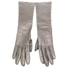 Gants longs Prada en cuir argenté métallisé, taille 7,5