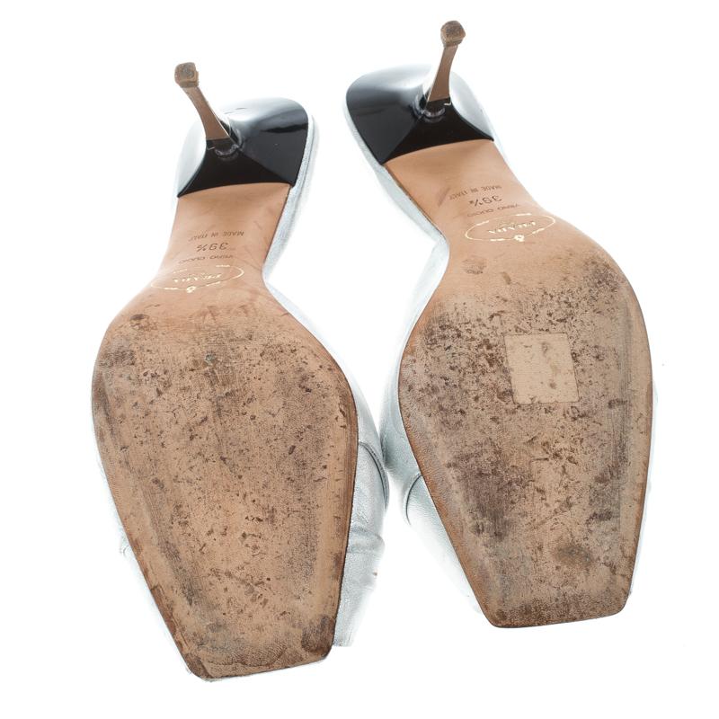 Prada Metallic Silver Leather Square Peep Toe Slide Sandals Size 40.5 im Zustand „Gut“ in Dubai, Al Qouz 2