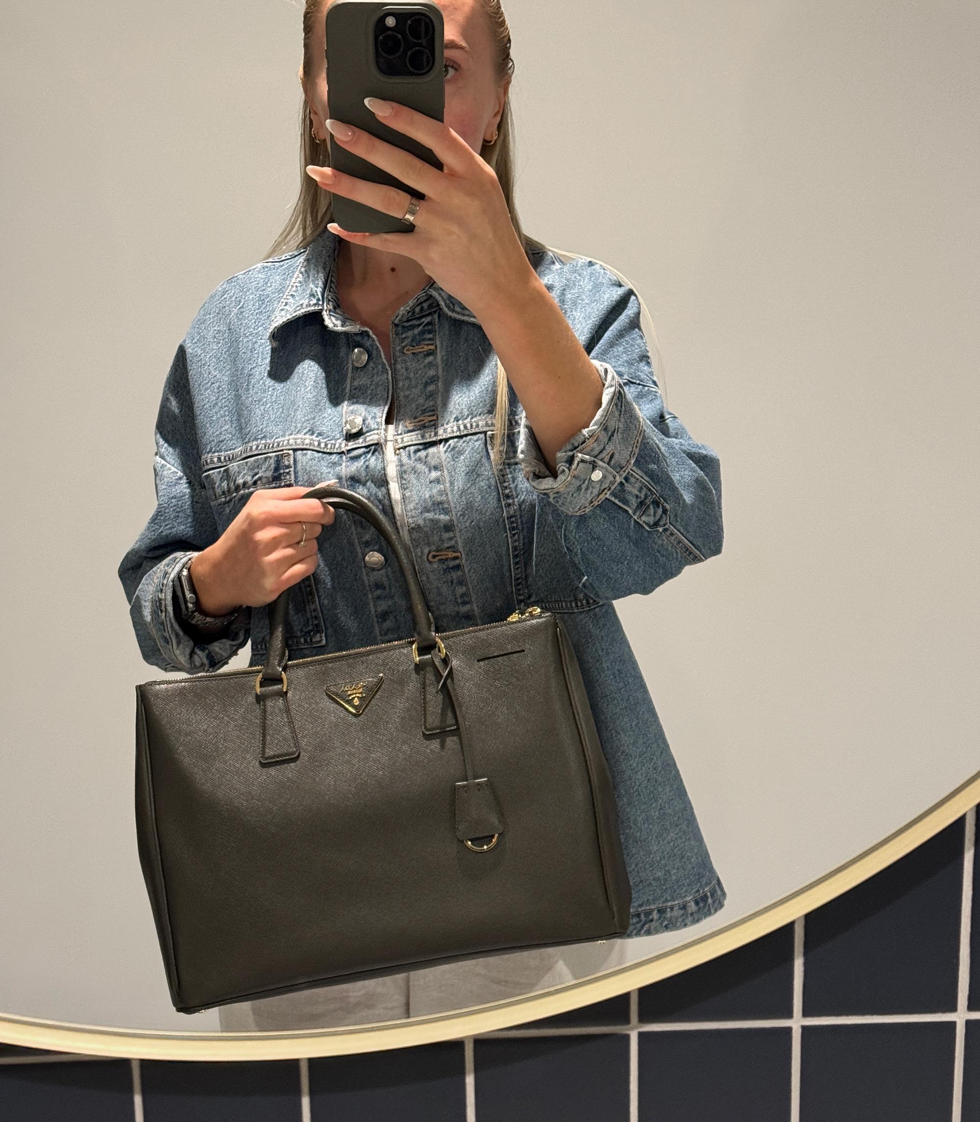 Prada Militare Saffiano Lux in pelle Ordine Speciale Grande Galleria Tote

Dettagli del prodotto
Xupes Ref: CB1501
Marchio: Prada
Model No: Tote Galleria grande
Tipo: Tote
Numero di serie: 7/A
Età: 2012
PREZZO DI VENDITA: 4.500 EURO
Accompagnato da: