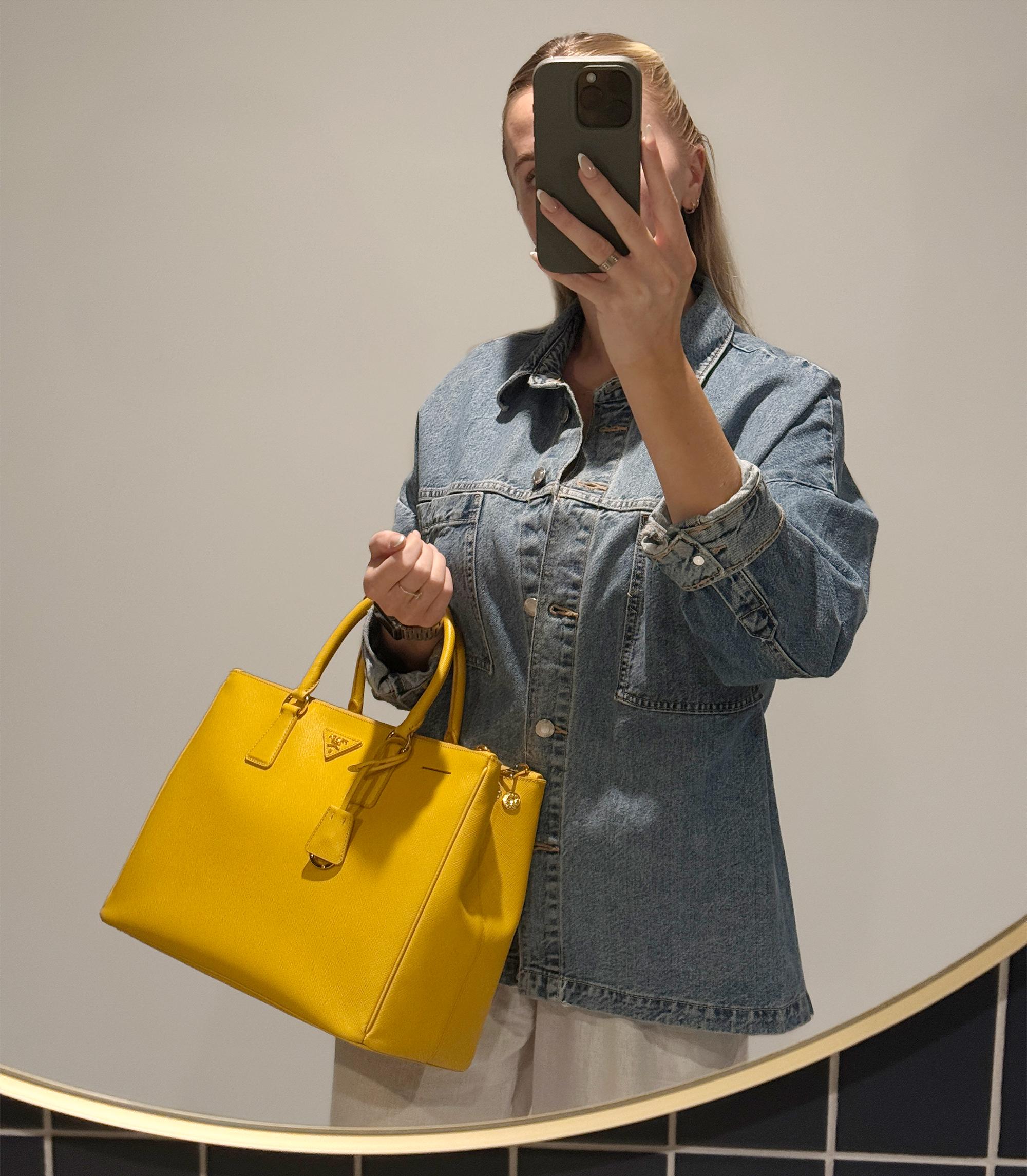 Prada Mimosa Saffiano Lux Leder Große Galleria-Tasche

Details zum Produkt
Xupes Ref: CB1499
Marke: Prada
Modell: Große Galleria-Tasche
Art: Tote
Seriennummer: 7
Alter: 2012
UVP: £3.700
Begleitet von: Prada-Staubbeutel, Leder-Schlüsselanhänger,