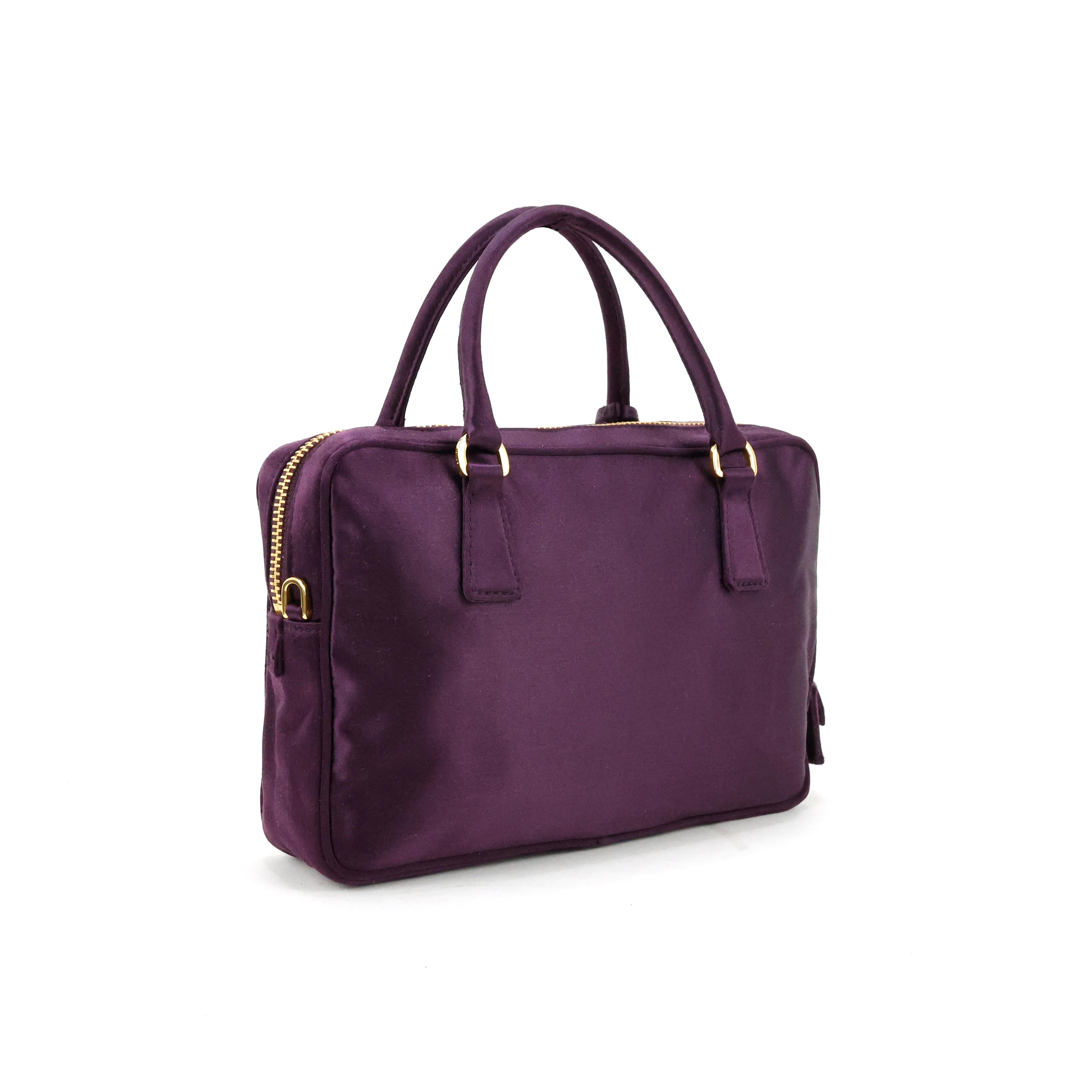 Prada mini bag in silk color purple, gold hardware. Can be carried crossbody or by hand.

Condition:
Excellent.

Packing/accessories:
Box, dustbag, original strap, lock and key.

Measurements:
20cm x 14cm x 5cm