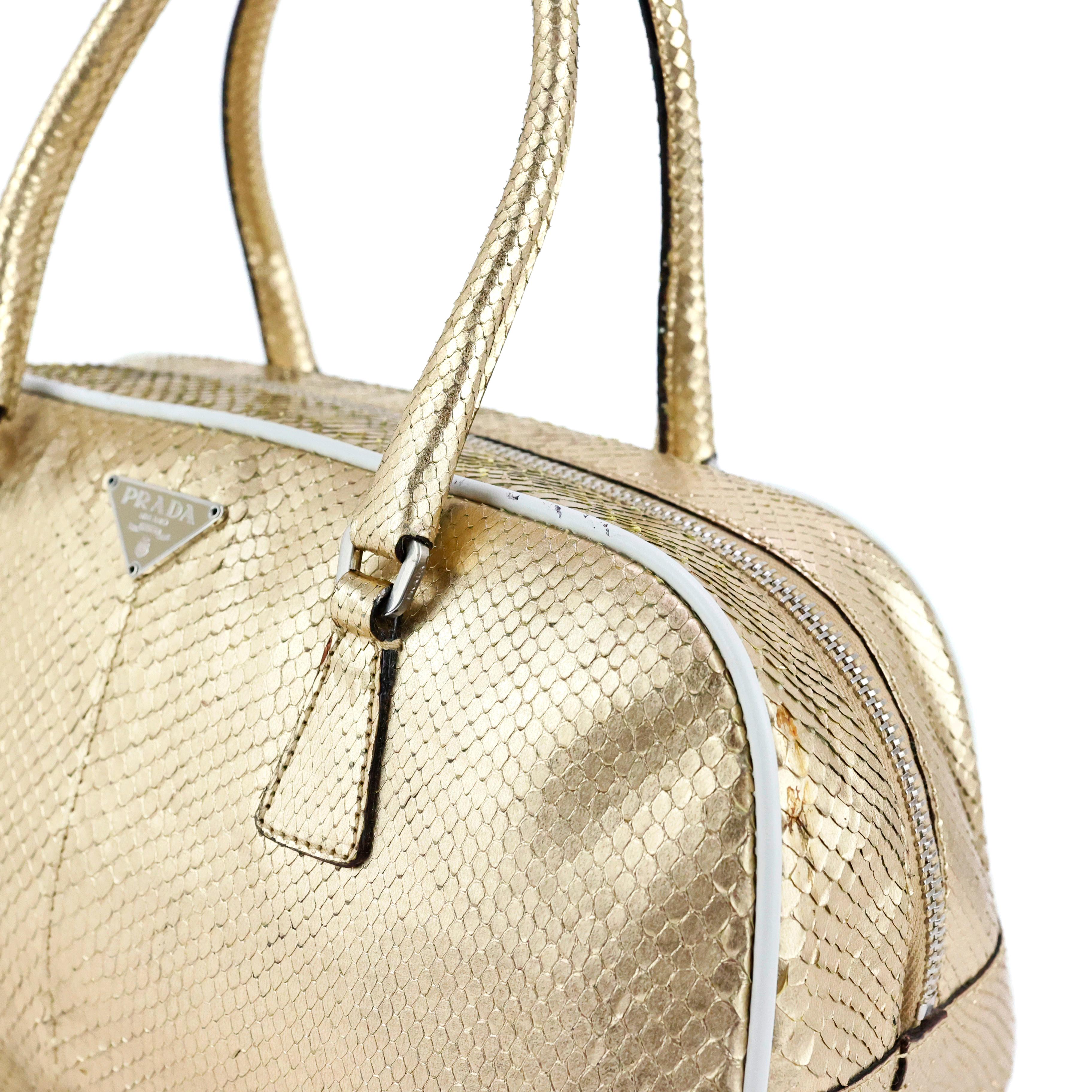 Prada mini sac de bowling en python en vente 5