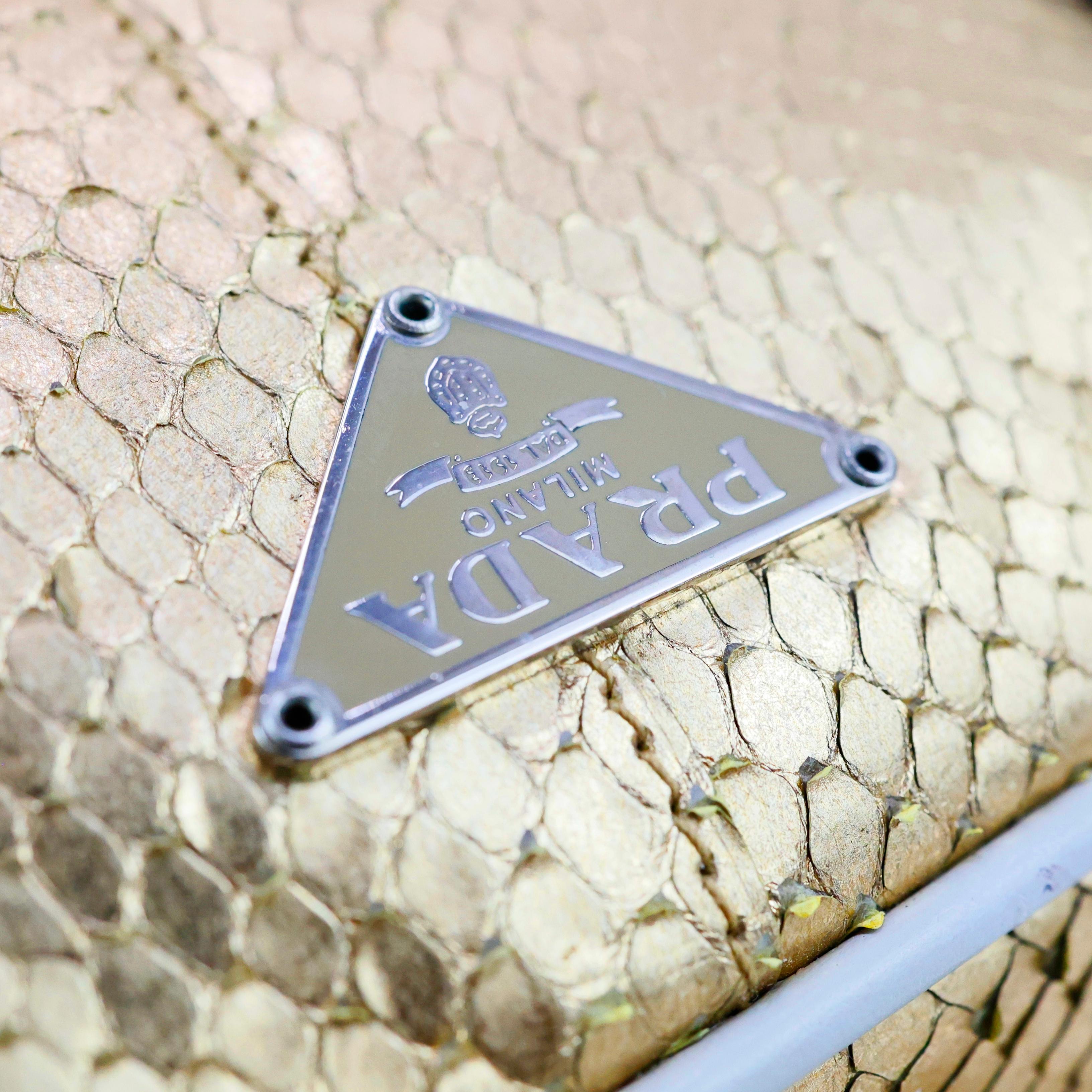 Beige Prada mini sac de bowling en python en vente