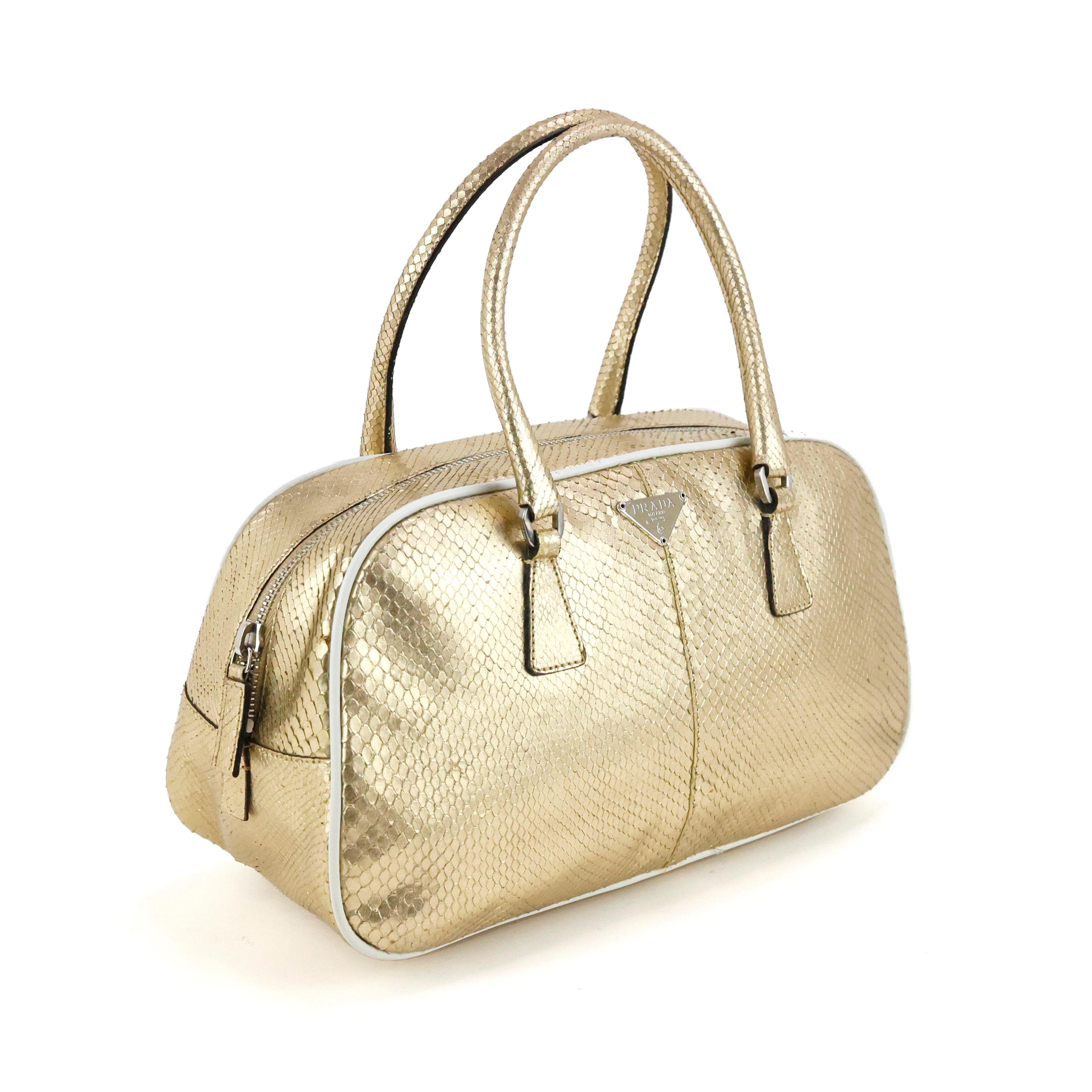 Prada mini sac de bowling en python en vente 1