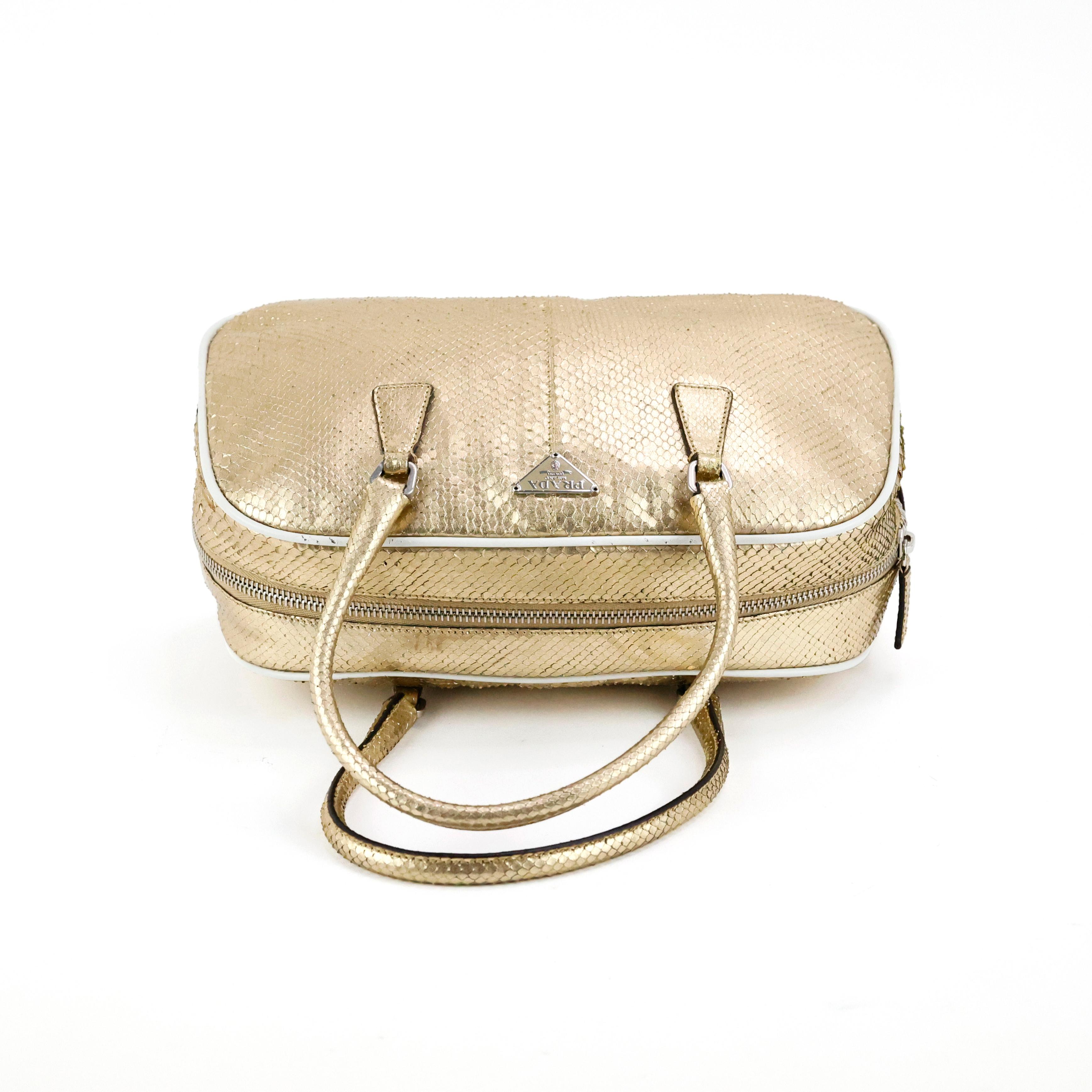 Prada mini sac de bowling en python en vente 2