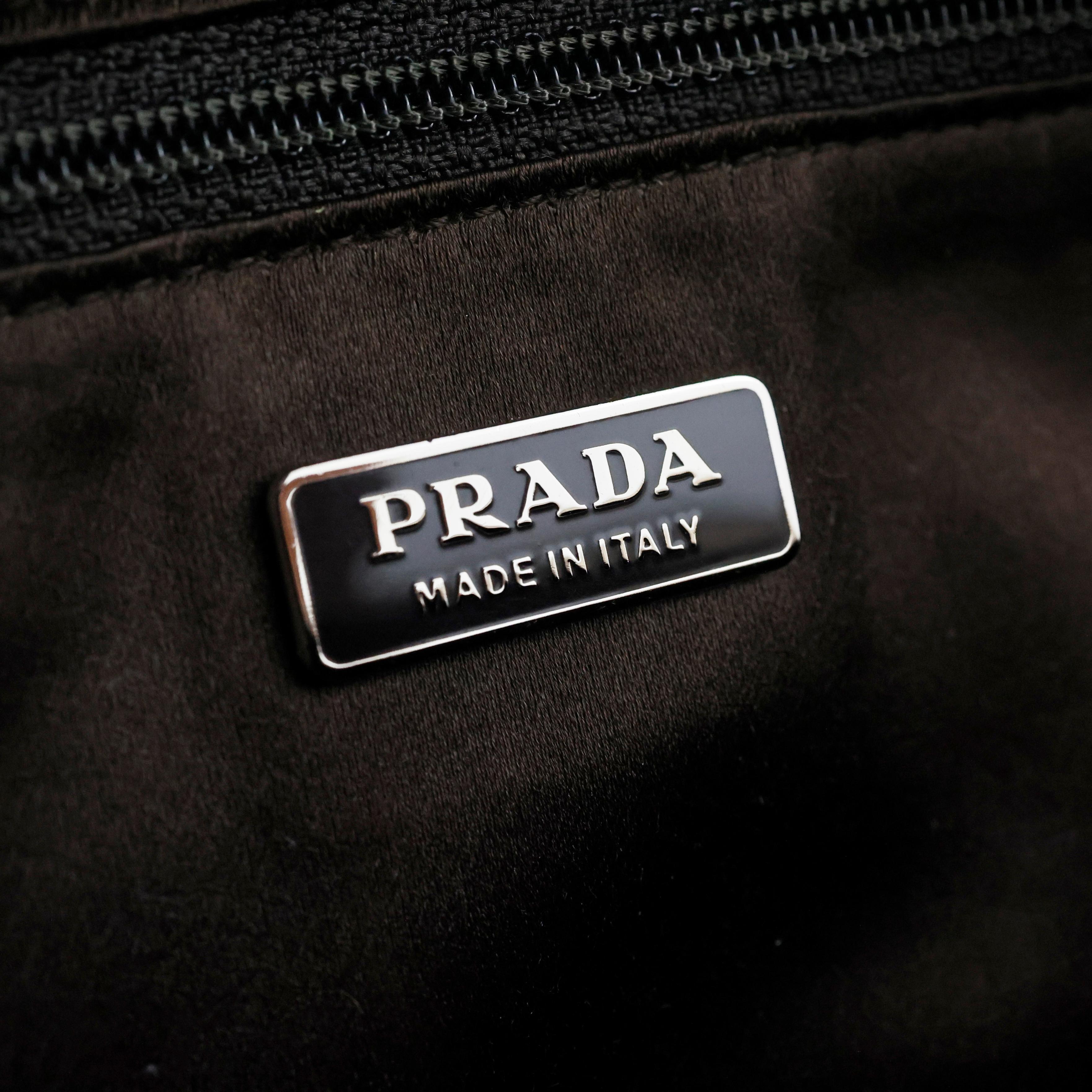 Prada mini sac de bowling en python en vente 3