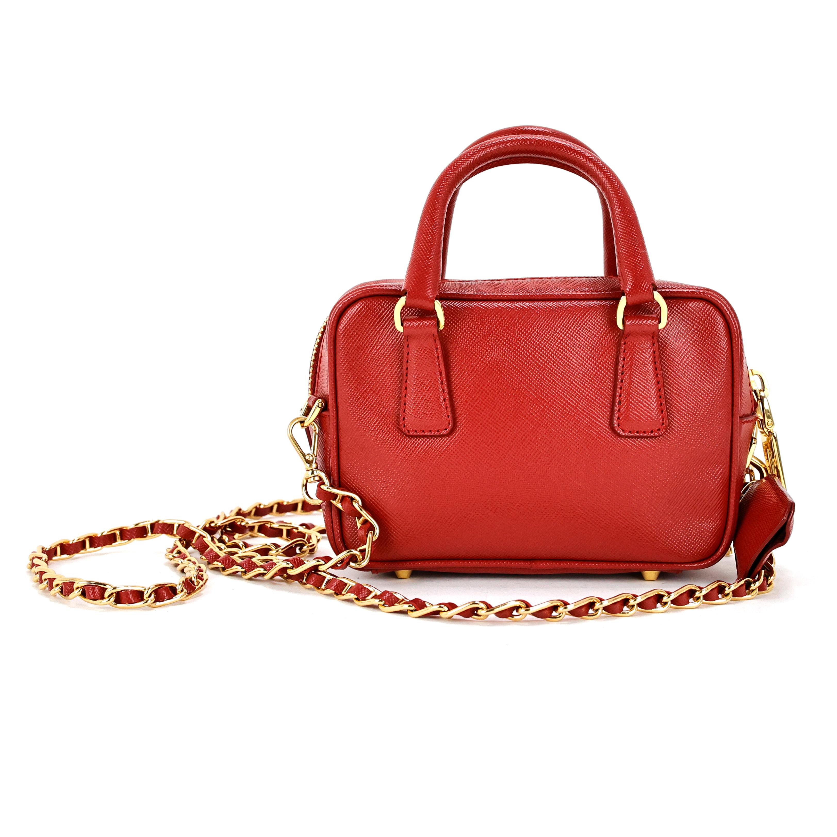 Prada Mini Galleria in saffiano leather color red, gold hardware.

Condition:
Really good.

Packing/accessories:
Dustbag.

Measurements:
15cm x 10cm x 5cm