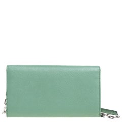 Prada Mintgrün Saffiano Leder Brieftasche auf Kette