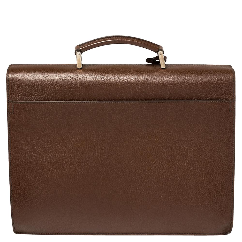 This work briefcase from Prada is impeccably crafted from leather and exhibits a fabulous mocha brown hue. Styled with a single top handle that carries an attached clochette, its front flap with a silver-tone lock opens to a leather-lined spacious