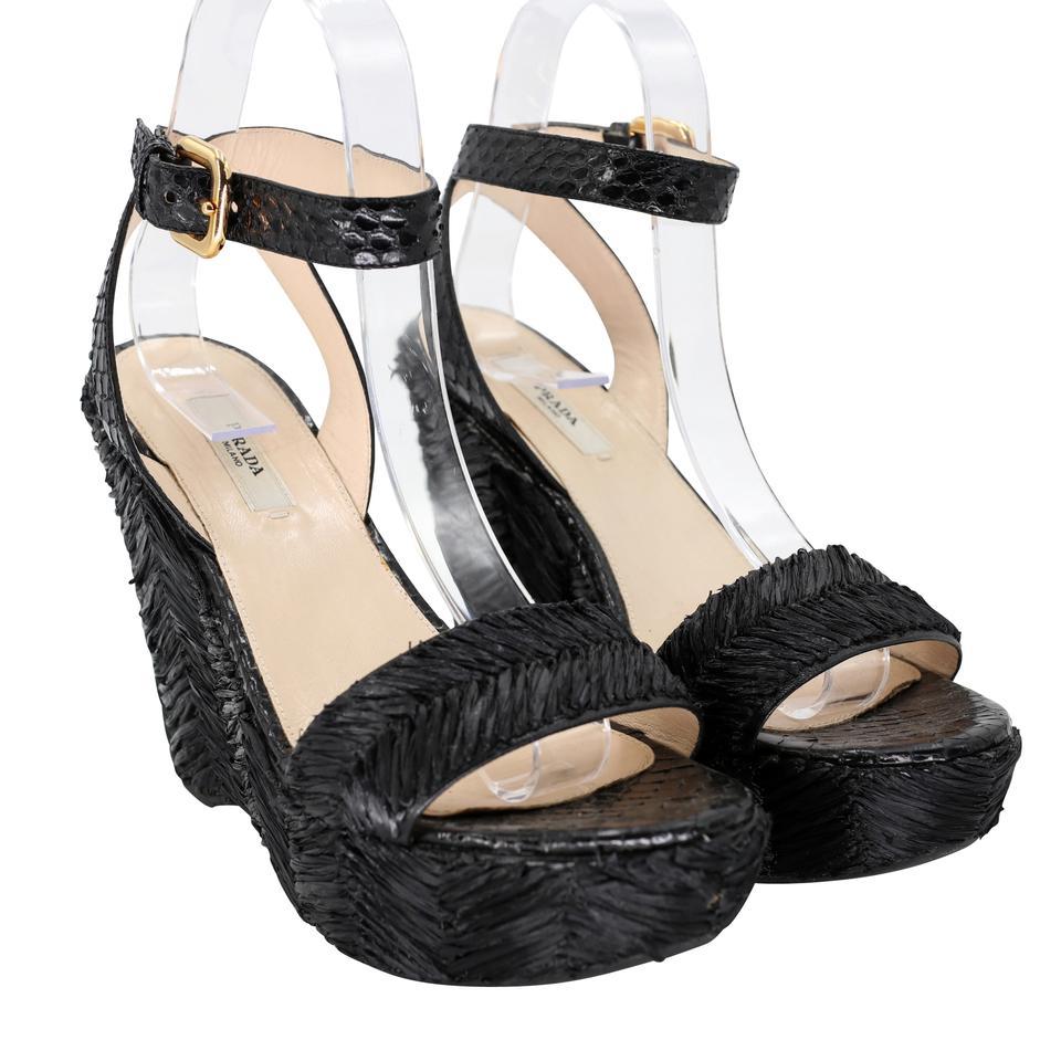 Prada Modern Strap Runway 37.5 Feather Nightlife Pumps PR-S06013P-0005 In Good Condition In Downey, CA