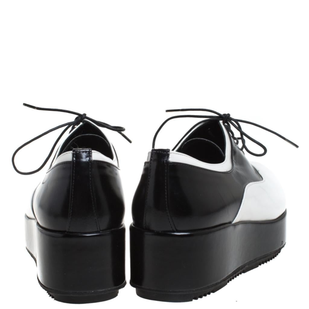 Prada Monochrome Leather Platform Oxford Pointed Toe Flats Size 38.5 In Good Condition In Dubai, Al Qouz 2