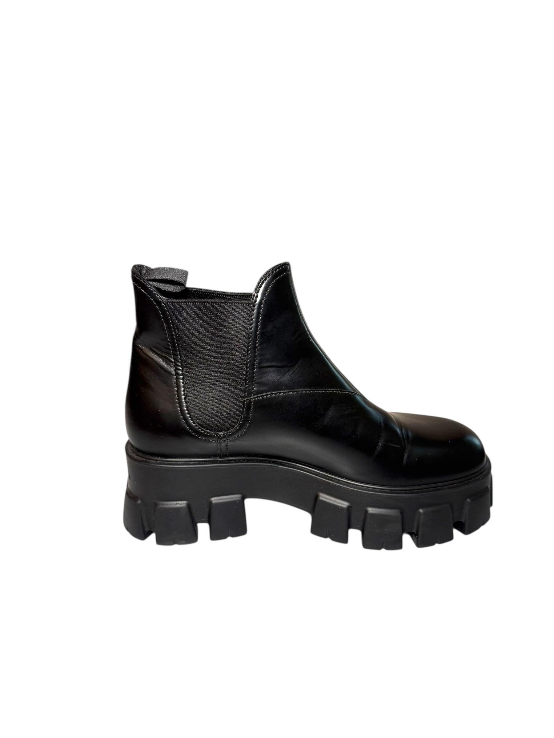 Prada - Monolith Lug-Sole Polished Leather Chelsea Boots - FW21 - Size 38 Bon état - En vente à Woodland Hills, CA