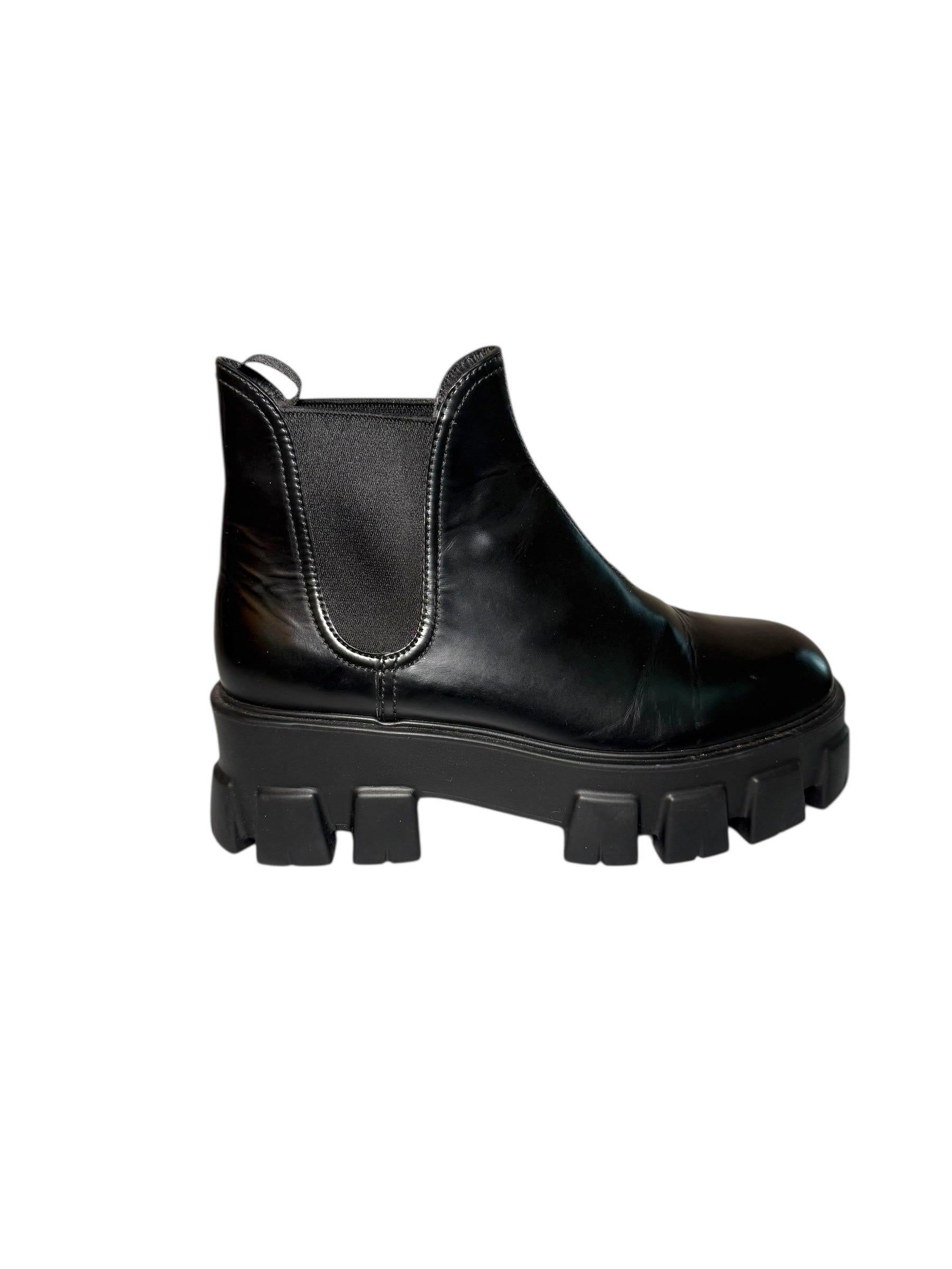 Prada - Monolith Lug-Sole Polished Leather Chelsea Boots - FW21 - Size 38 Pour femmes en vente