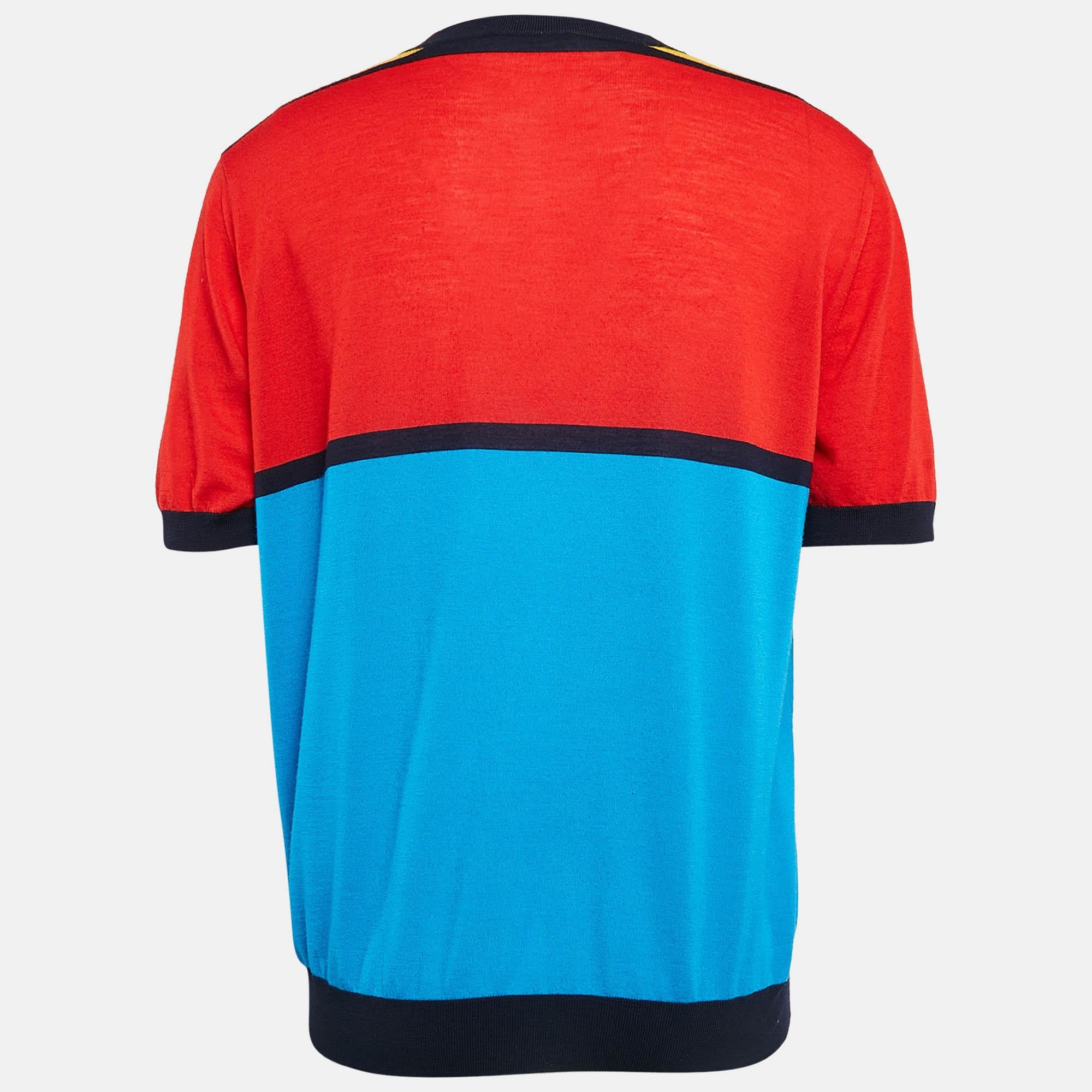 Ce pull confortable de Prada restera un basique de la garde-robe en complément d'un jean ou d'un pantalon de tailleur. Il a une construction en tricot, une encolure ronde et des manches courtes.