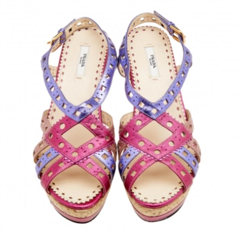 Mit diesen Sandalen von Prada zeigen Sie Perfektion beim Gehen. Sie sind außen aus mehrfarbigem Leder gefertigt. Sie sind mit Korkabsätzen, Plateaus und einer Slingback-Schnalle ausgestattet. Goldfarbene Beschläge verschönern sie. Setzen Sie mit