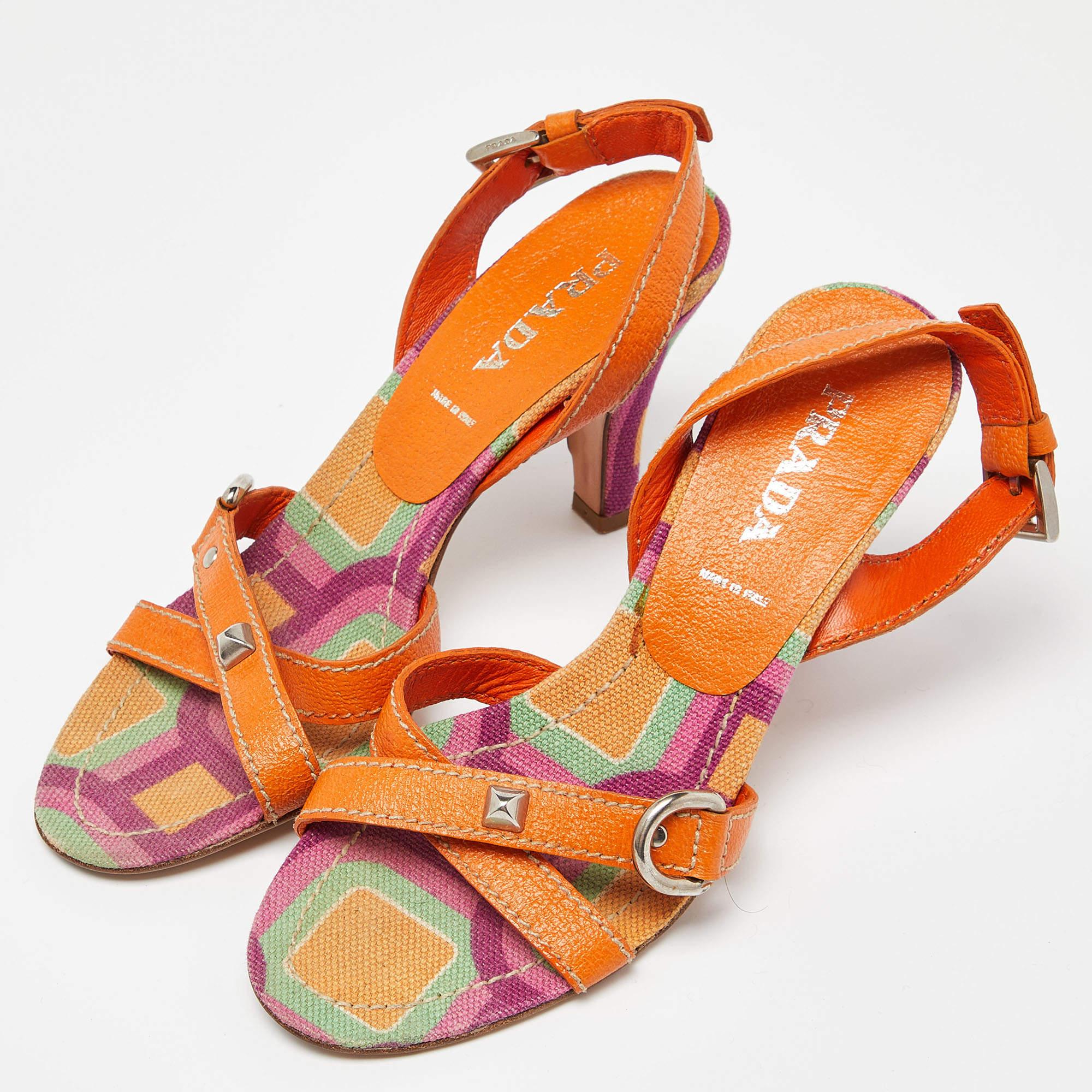Vous pouvez compter sur ces sandales Prada pour compléter un look estival. Ils sont magnifiquement fabriqués et conçus pour offrir un bon ajustement et une portance confortable.