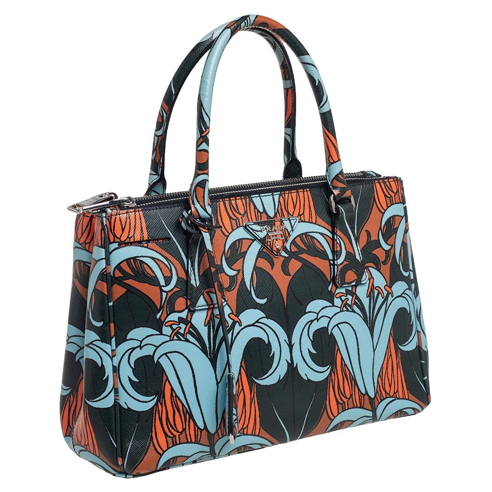Prada Multicolor Lily drucken Saffiano Leder kleine Galleria Tote im Zustand „Relativ gut“ in Dubai, Al Qouz 2